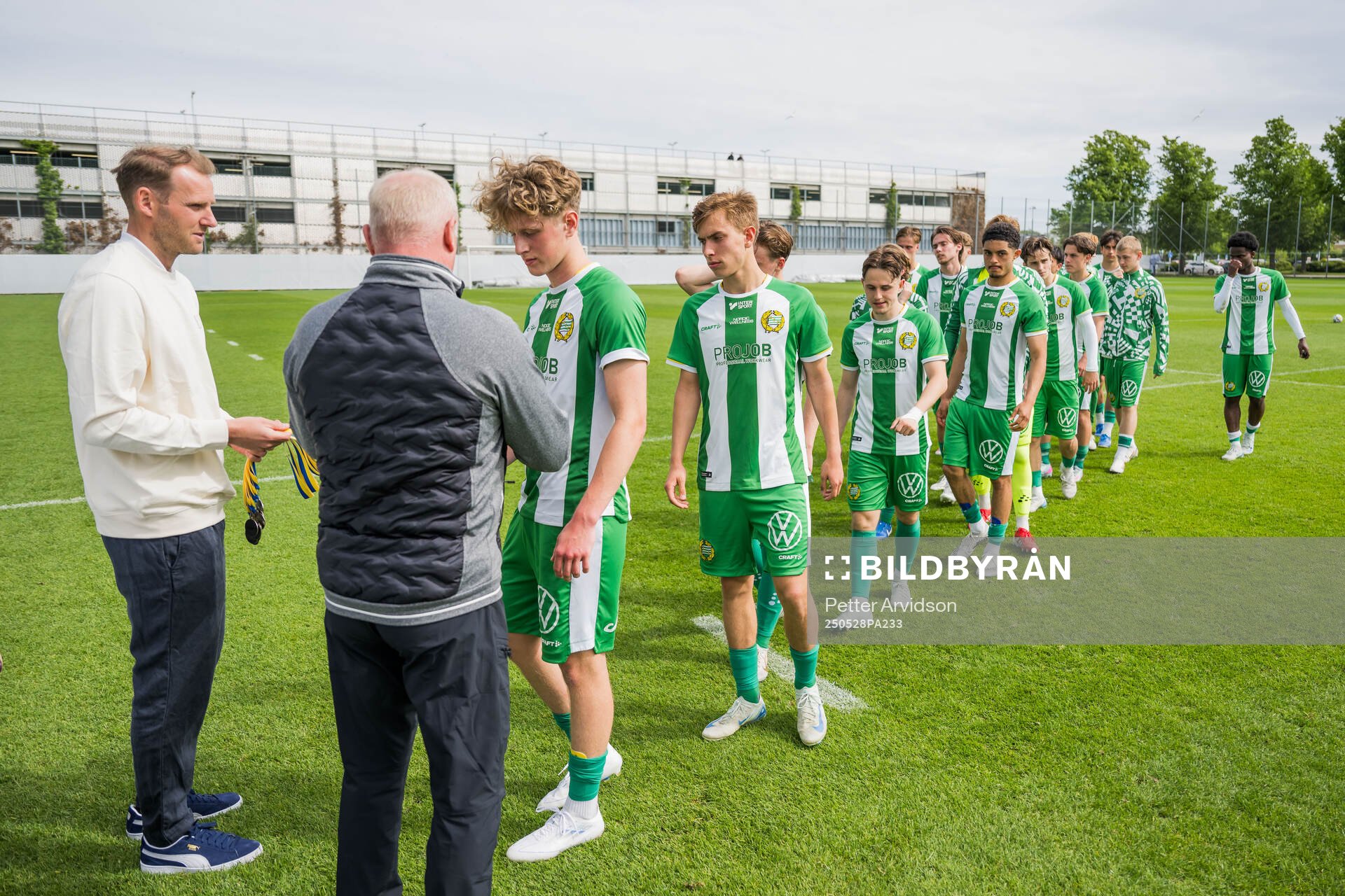 Hammarbys Valter Sedin och Emil Sadarangani efter finalen i P19 Ligacupen mellan Malmö FF och Hammarby den 28 maj 2025 i Malmö.