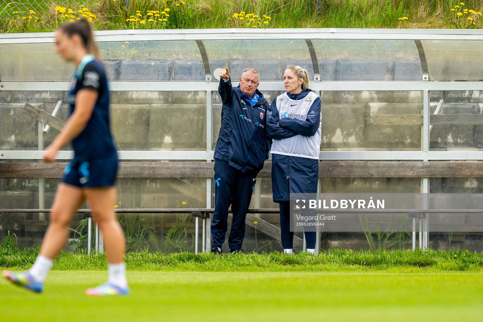 Neil Dewsnip and head coach Gemma Grainger of the Norwegian women's national football team during a training session on May 28, 2025 in Trondheim.