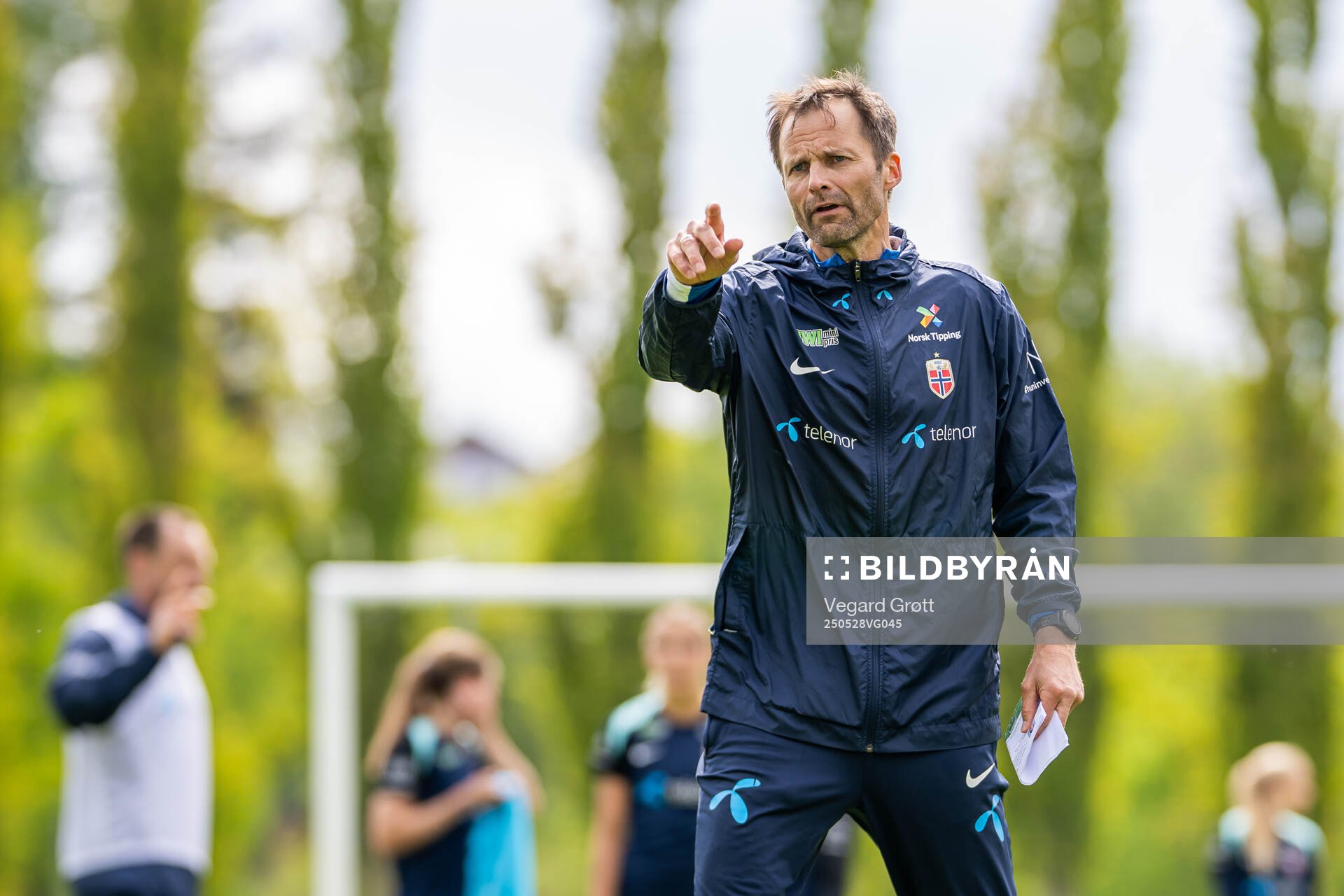 Jon Knudsen, goalkeeper coach of the Norwegian women's national football team, during a training session on May 28, 2025 in Trondheim.