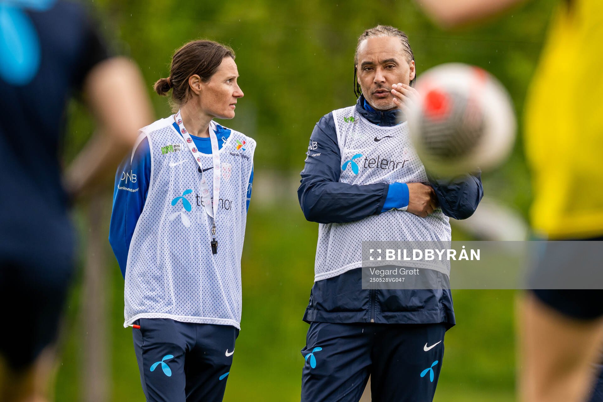 Assistant coach Ingvild Stensland and assistant coach Lee Skyrme of the Norwegian women's national football team during a training session on May 28, 2025 in Trondheim.