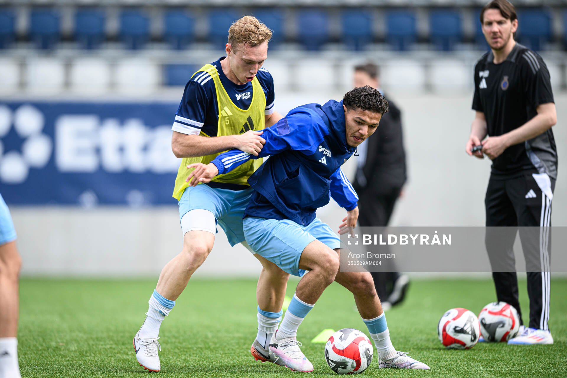 Gefles Eddie Hiekkanen och Malik Mokédé inför fotbollsmatchen i Ettan norra mellan Gefle och FC Stockholm den 29 maj 2025 i Gävle. 