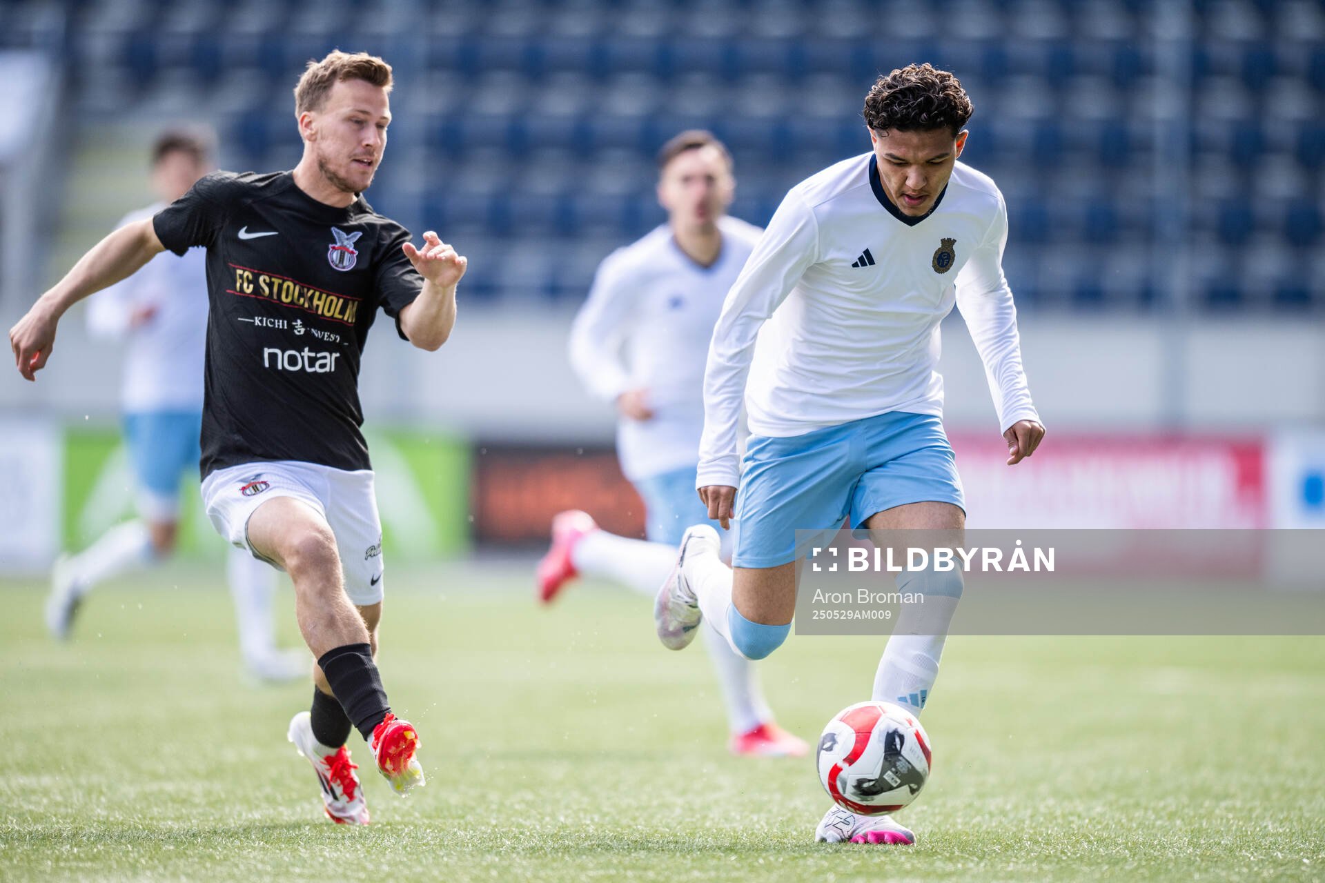 FC Stockholms William Jan och Gefles Malik Mokédé under fotbollsmatchen i Ettan norra mellan Gefle och FC Stockholm den 29 maj 2025 i Gävle.