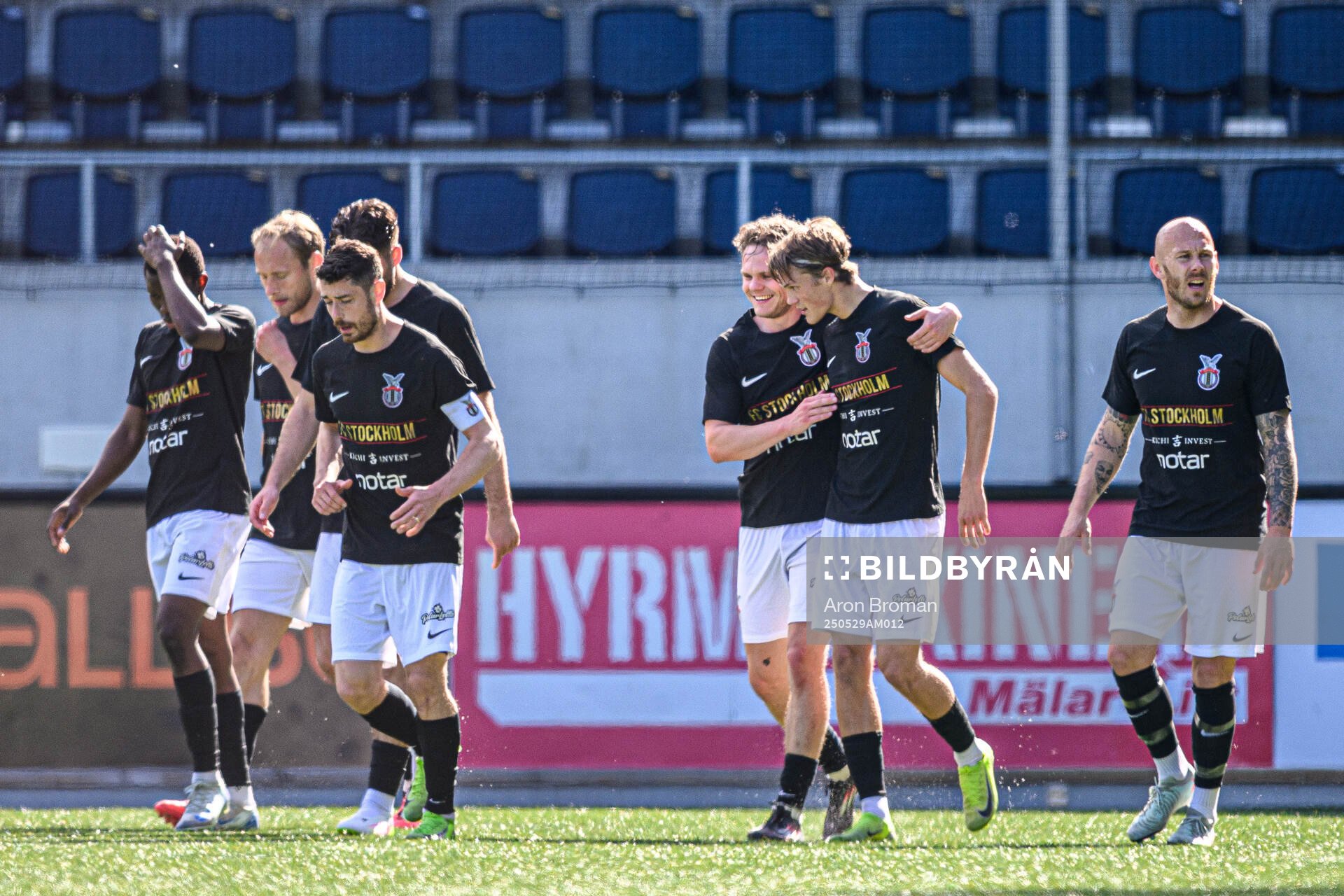 FC Stockholms Rasmus Allbäck jublar med lagkamrater