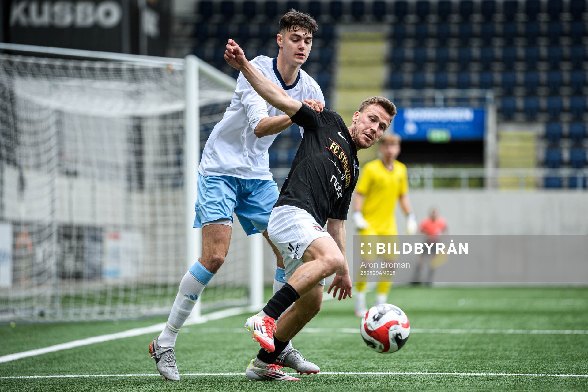 Gefles Kevin Persson och FC Stockholms Marcus Degerlund under fotbollsmatchen i Ettan norra mellan Gefle och FC Stockholm den 29 maj 2025 i Gävle.