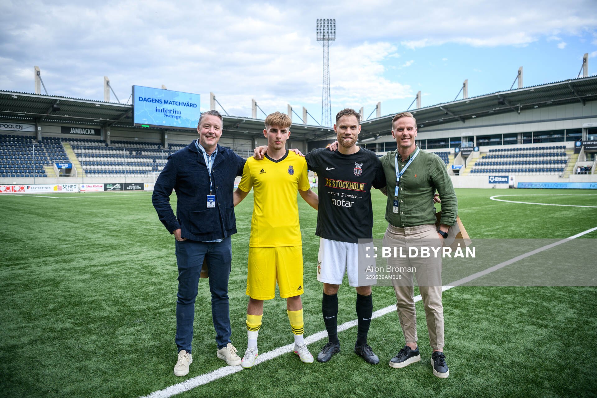Gefles målvakt Villy Strindlund Larsen och FC Stockholms David Fällman efter fotbollsmatchen i Ettan norra mellan Gefle och FC Stockholm den 29 maj 2025 i Gävle.