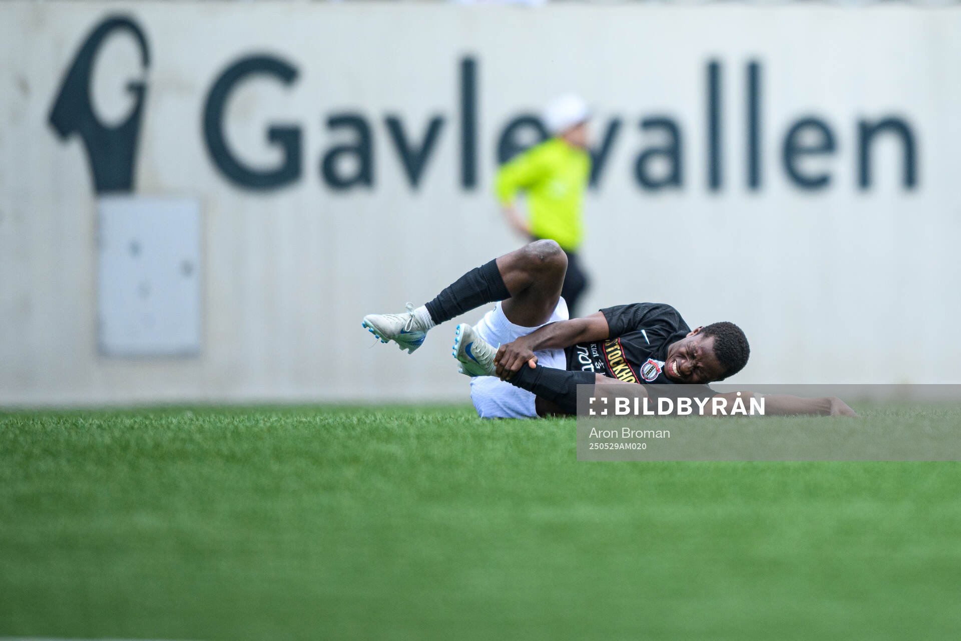 FC Stockholms Emmanuel Onotu har ont