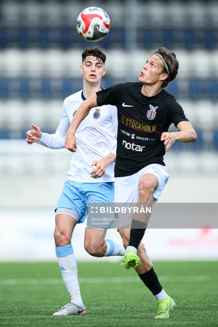 Gefles Philip Ekman och FC Stockholms Rasmus Allbäck under fotbollsmatchen i Ettan norra mellan Gefle och FC Stockholm den 29 maj 2025 i Gävle.