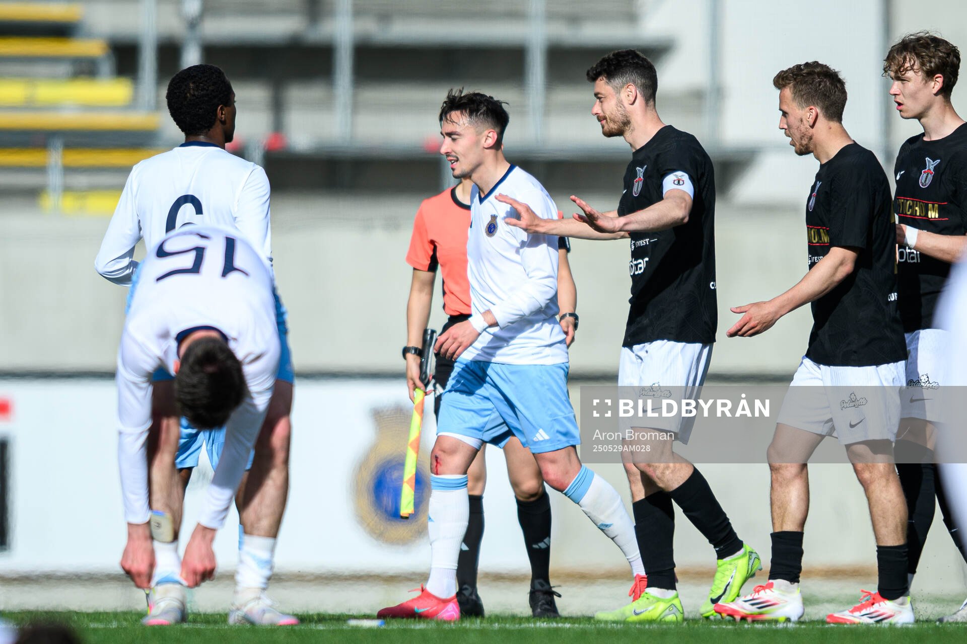 Gefles Deniz Yaldir och FC Stockholms David Zlotnik efter fotbollsmatchen i Ettan norra mellan Gefle och FC Stockholm den 29 maj 2025 i Gävle. 