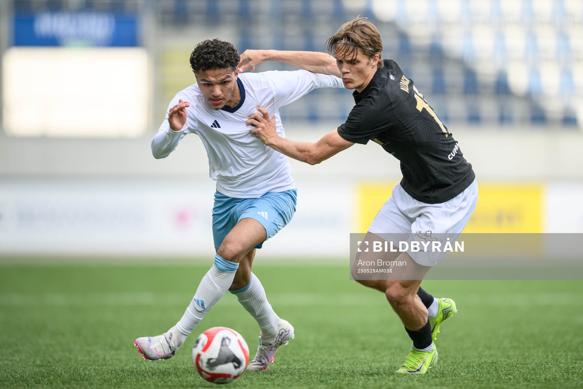 Gefles Malik Mokédé och FC Stockholms Rasmus Allbäck under fotbollsmatchen i Ettan norra mellan Gefle och FC Stockholm den 29 maj 2025 i Gävle.
