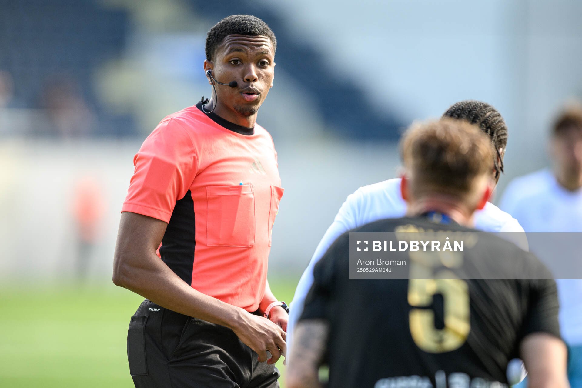 Domare Abdinaser Bashir under fotbollsmatchen i Ettan norra mellan Gefle och FC Stockholm den 29 maj 2025 i Gävle. 