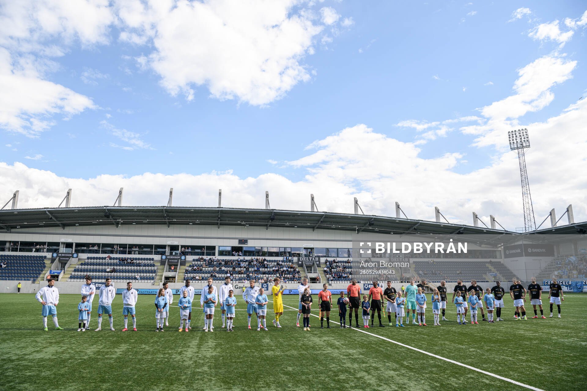 Gefles och FC Stockholms spelare vid lineup inför fotbollsmatchen i Ettan norra mellan Gefle och FC Stockholm den 29 maj 2025 i Gävle.