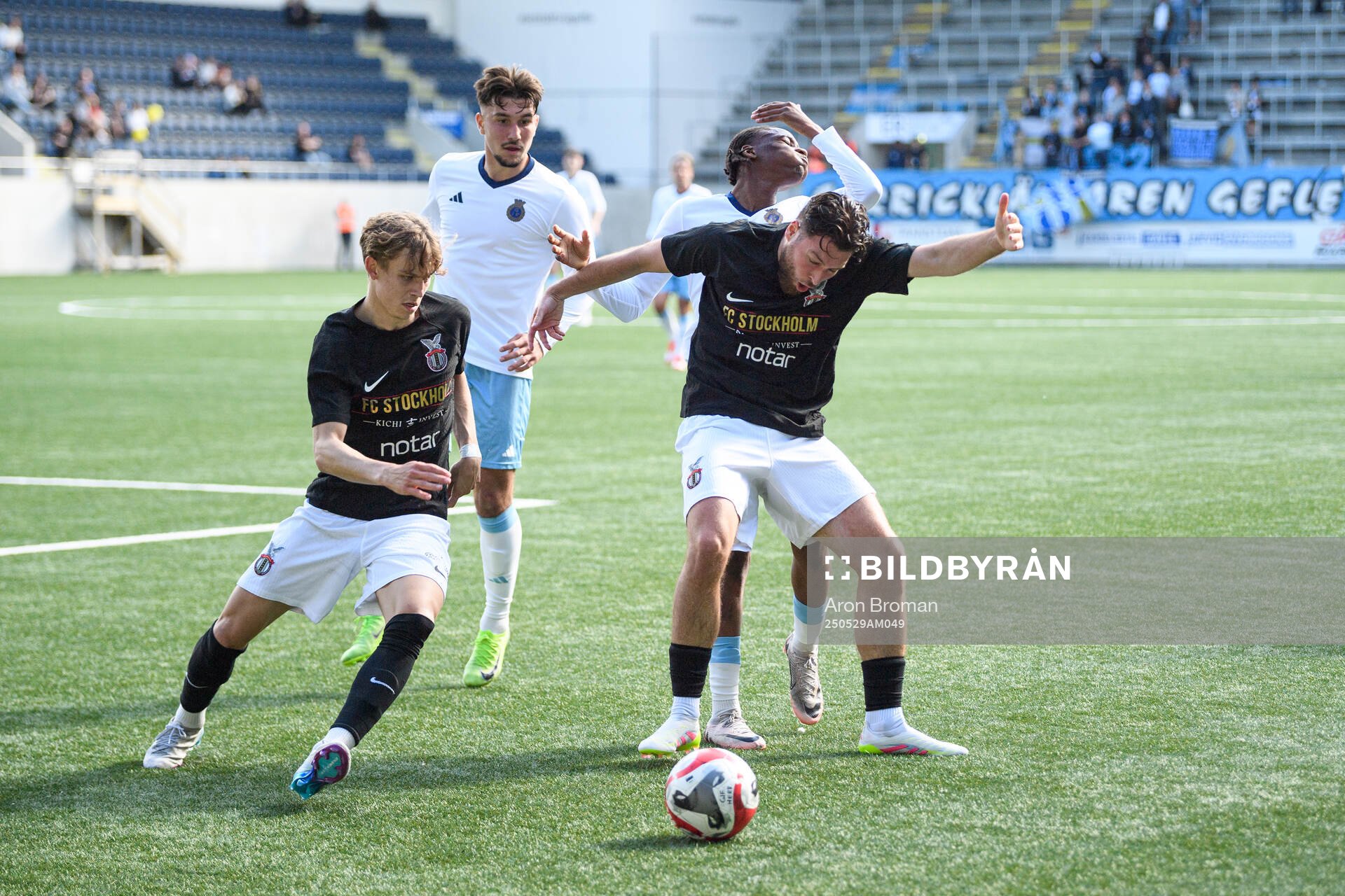 FC Stockholms Anders Hellblom och Luka Dobrijevic mot Gefles Ahmed During under fotbollsmatchen i Ettan norra mellan Gefle och FC Stockholm den 29 maj 2025 i Gävle.