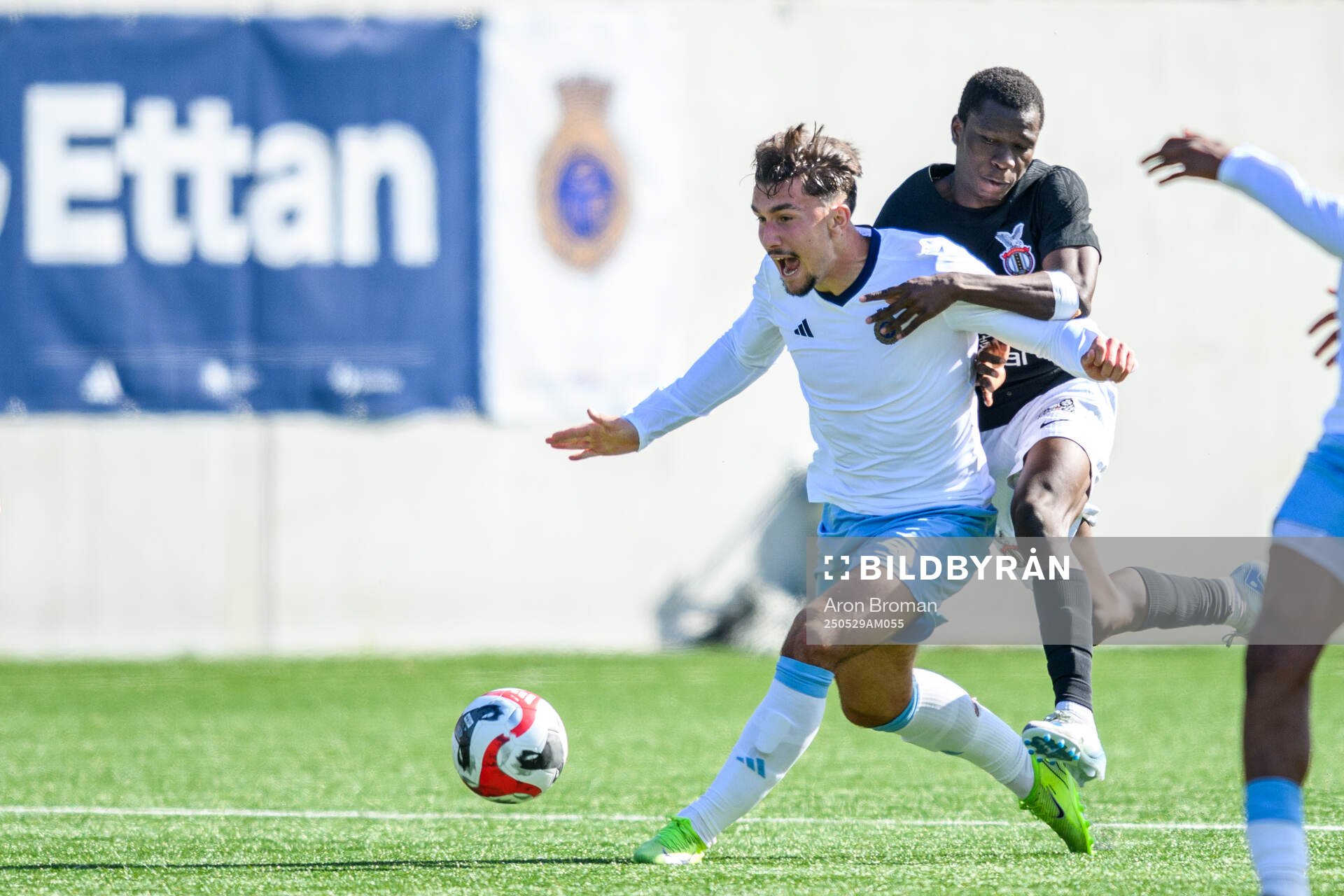 Gefles Alem Nezirevic och FC Stockholms Emmanuel Onotu under fotbollsmatchen i Ettan norra mellan Gefle och FC Stockholm den 29 maj 2025 i Gävle.