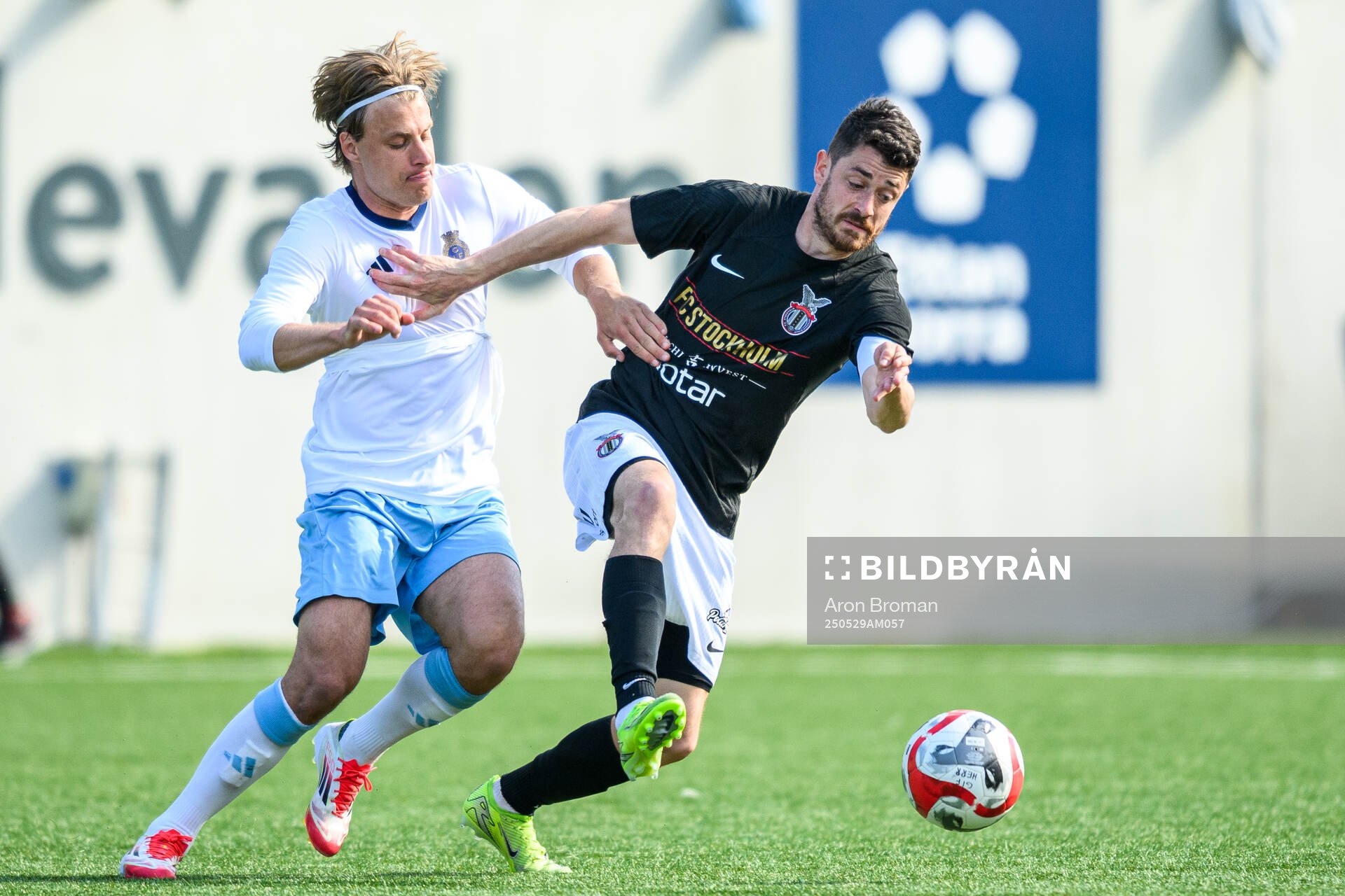 Gefles Måns Berggren och FC Stockholms David Zlotnik under fotbollsmatchen i Ettan norra mellan Gefle och FC Stockholm den 29 maj 2025 i Gävle.