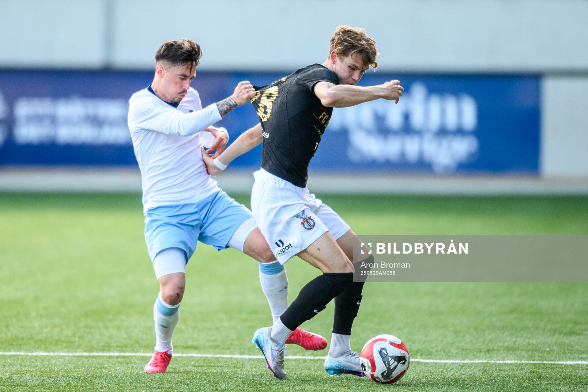 Gefles Alem Nezirevic och FC Stockholms Anders Hellblom under fotbollsmatchen i Ettan norra mellan Gefle och FC Stockholm den 29 maj 2025 i Gävle.