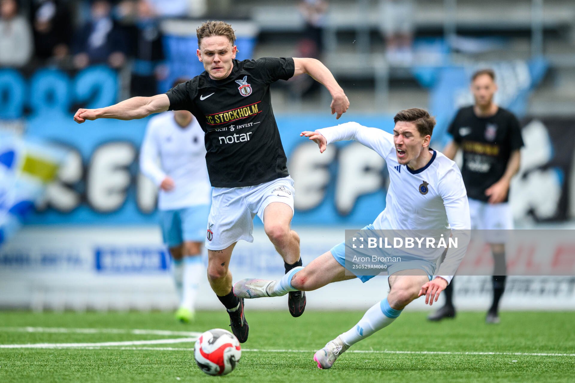 FC Stockholms Lukas Sunesson och Gefles Alem Nezirevic under fotbollsmatchen i Ettan norra mellan Gefle och FC Stockholm den 29 maj 2025 i Gävle.