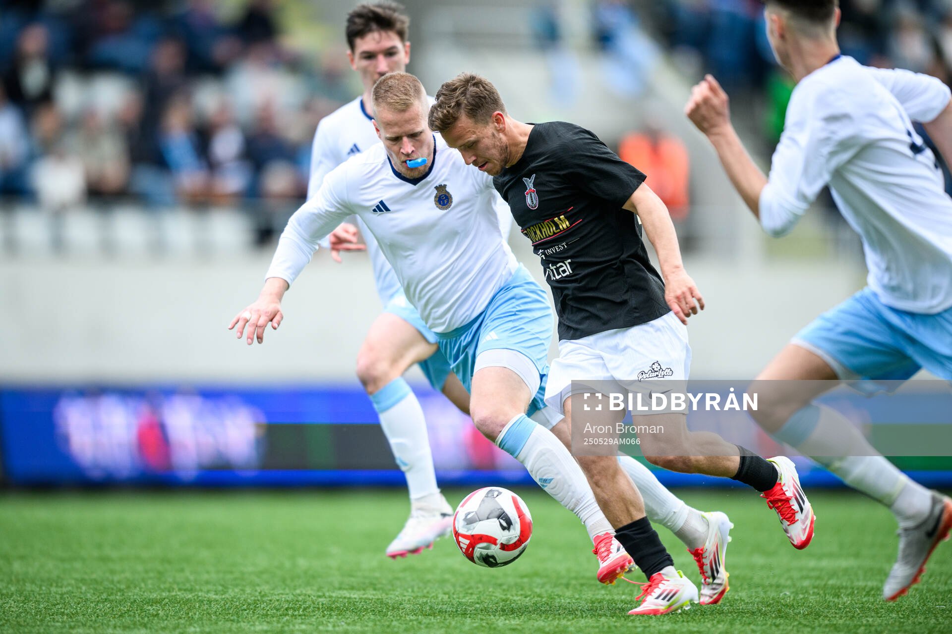 Gefles Martin Rauschenberg Brorsen och FC Stockholms William Jan under fotbollsmatchen i Ettan norra mellan Gefle och FC Stockholm den 29 maj 2025 i Gävle.