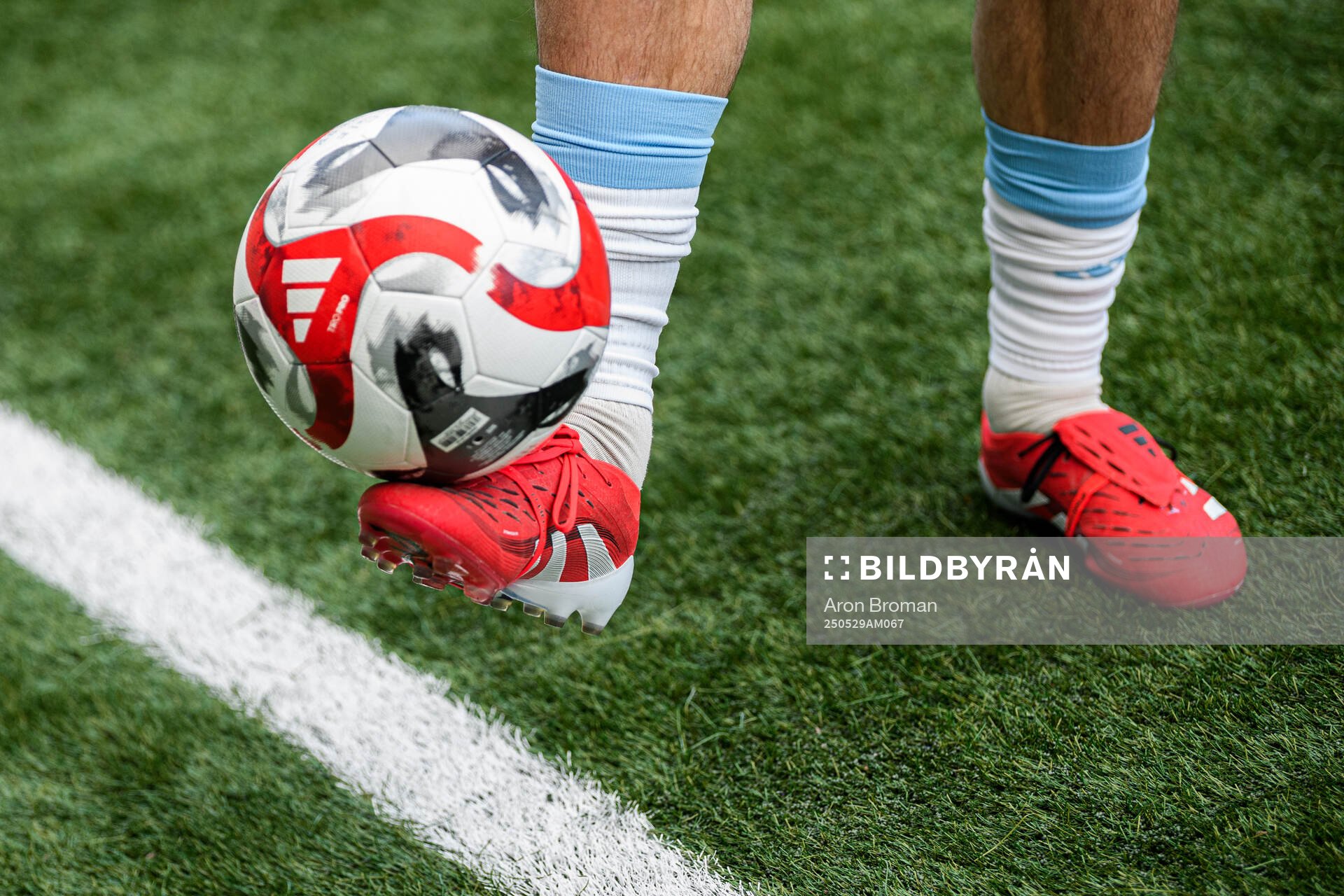 En spelare balanserar en boll på foten under fotbollsmatchen i Ettan norra mellan Gefle och FC Stockholm den 29 maj 2025 i Gävle. 