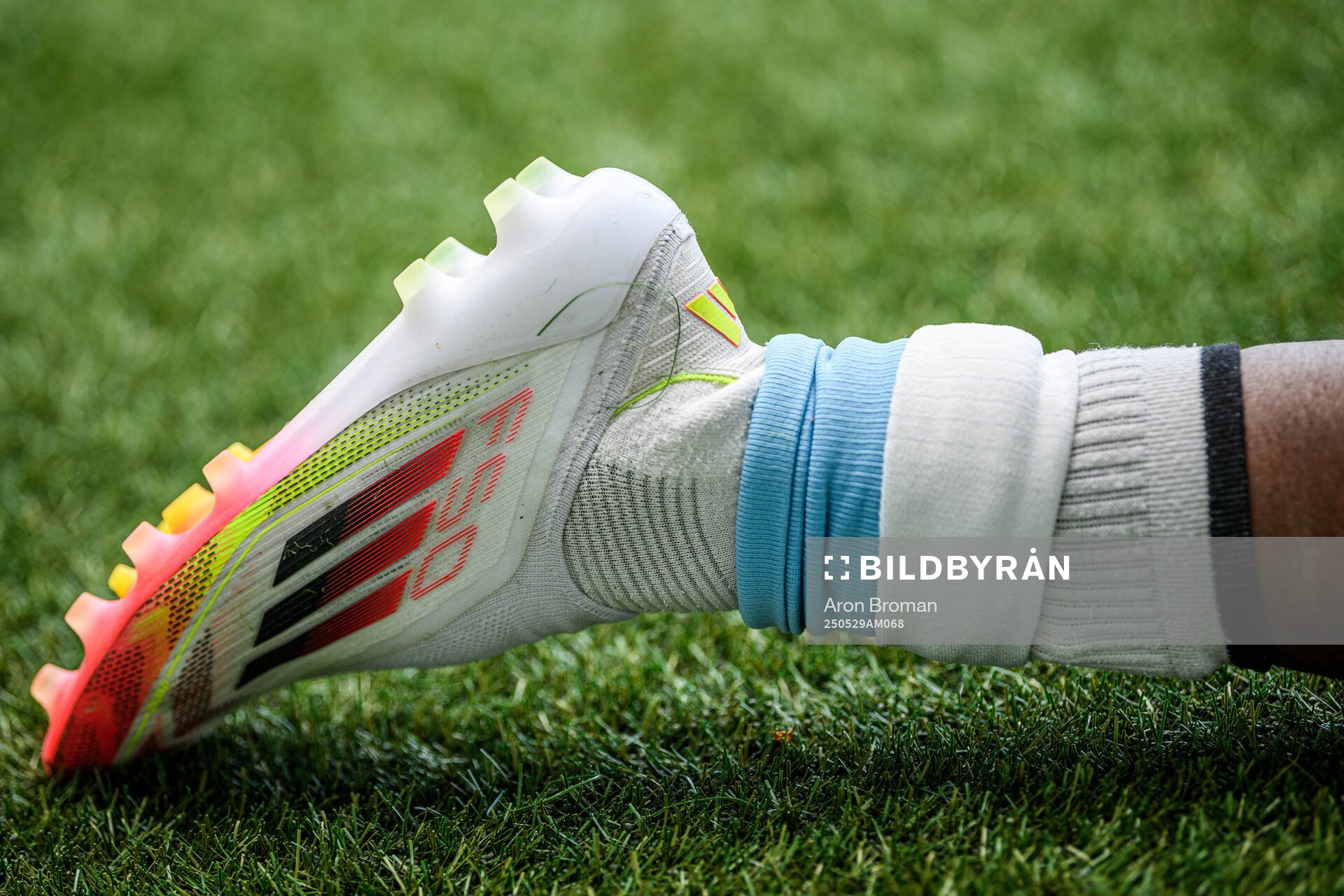 En spelare med en fotbollsko och strumpa