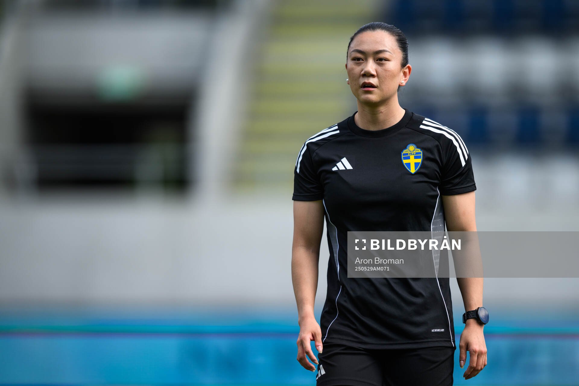 Assisterande domare Tilde Hedberg inför fotbollsmatchen i Ettan norra mellan Gefle och FC Stockholm den 29 maj 2025 i Gävle. 