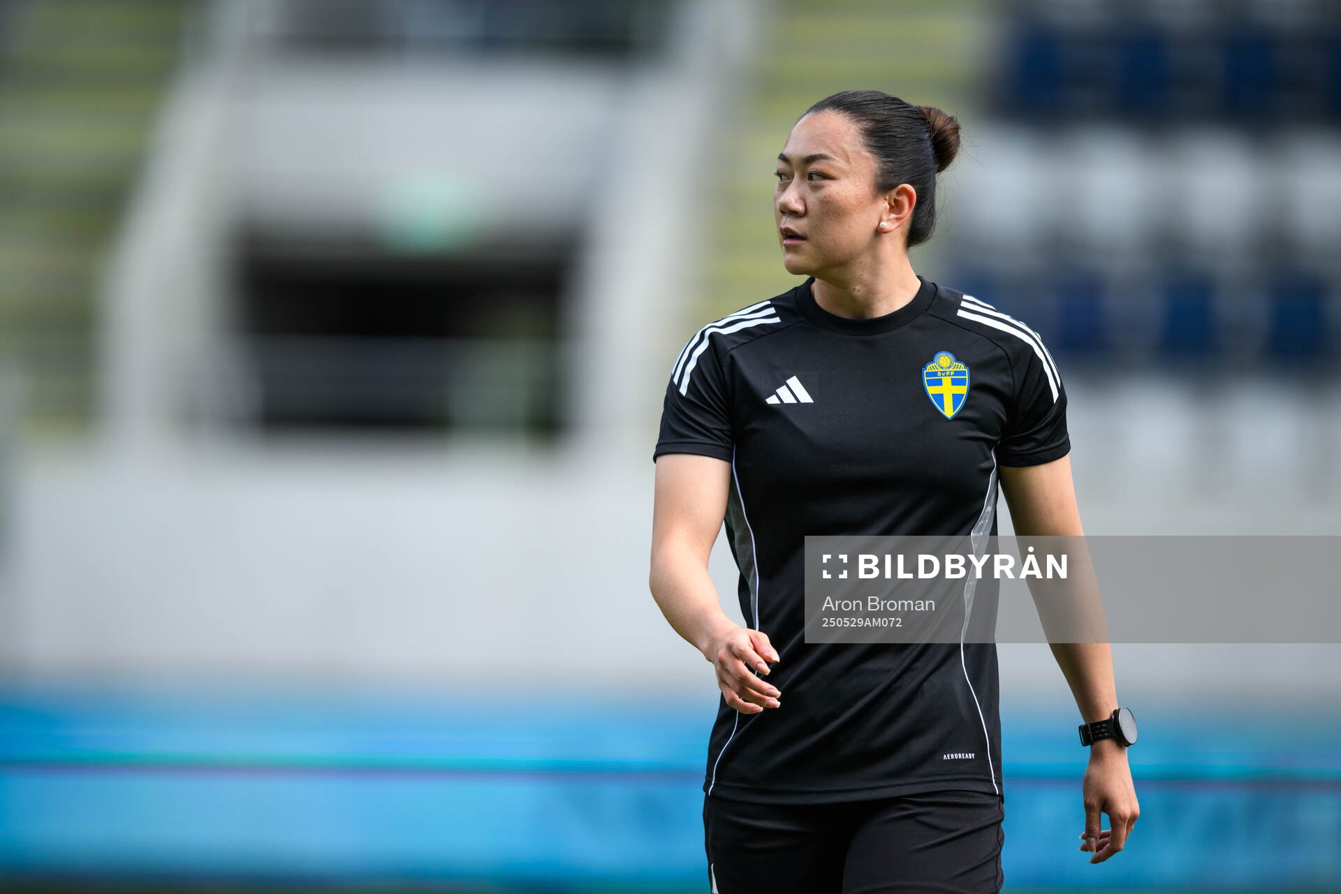 Assisterande domare Tilde Hedberg inför fotbollsmatchen i Ettan norra mellan Gefle och FC Stockholm den 29 maj 2025 i Gävle. 