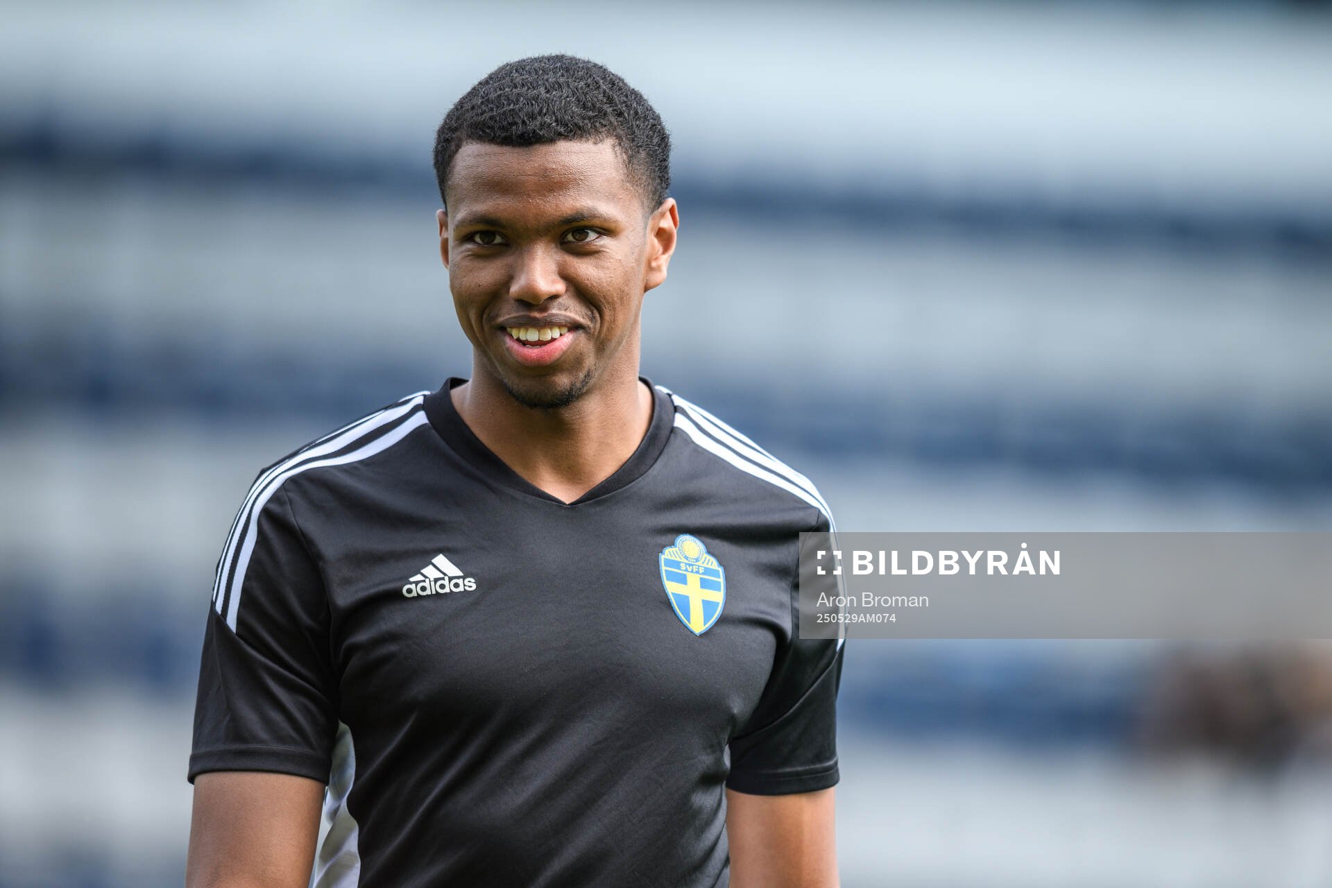 Domare Abdinaser Bashir inför fotbollsmatchen i Ettan norra mellan Gefle och FC Stockholm den 29 maj 2025 i Gävle. 