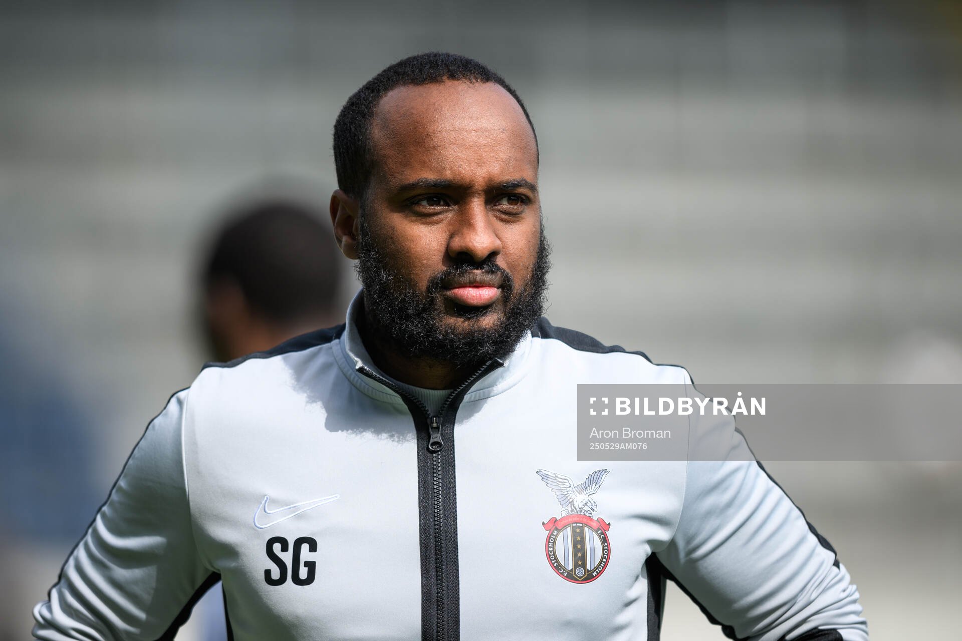 FC Stockholms assisterande tränare Simon Gebrenegus inför fotbollsmatchen i Ettan norra mellan Gefle och FC Stockholm den 29 maj 2025 i Gävle.