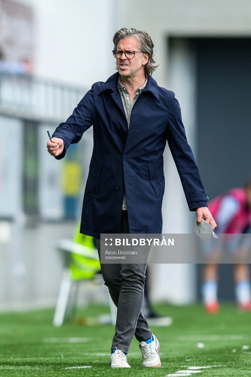 FC Stockholms tränare Rikard Norling under fotbollsmatchen i Ettan norra mellan Gefle och FC Stockholm den 29 maj 2025 i Gävle. 