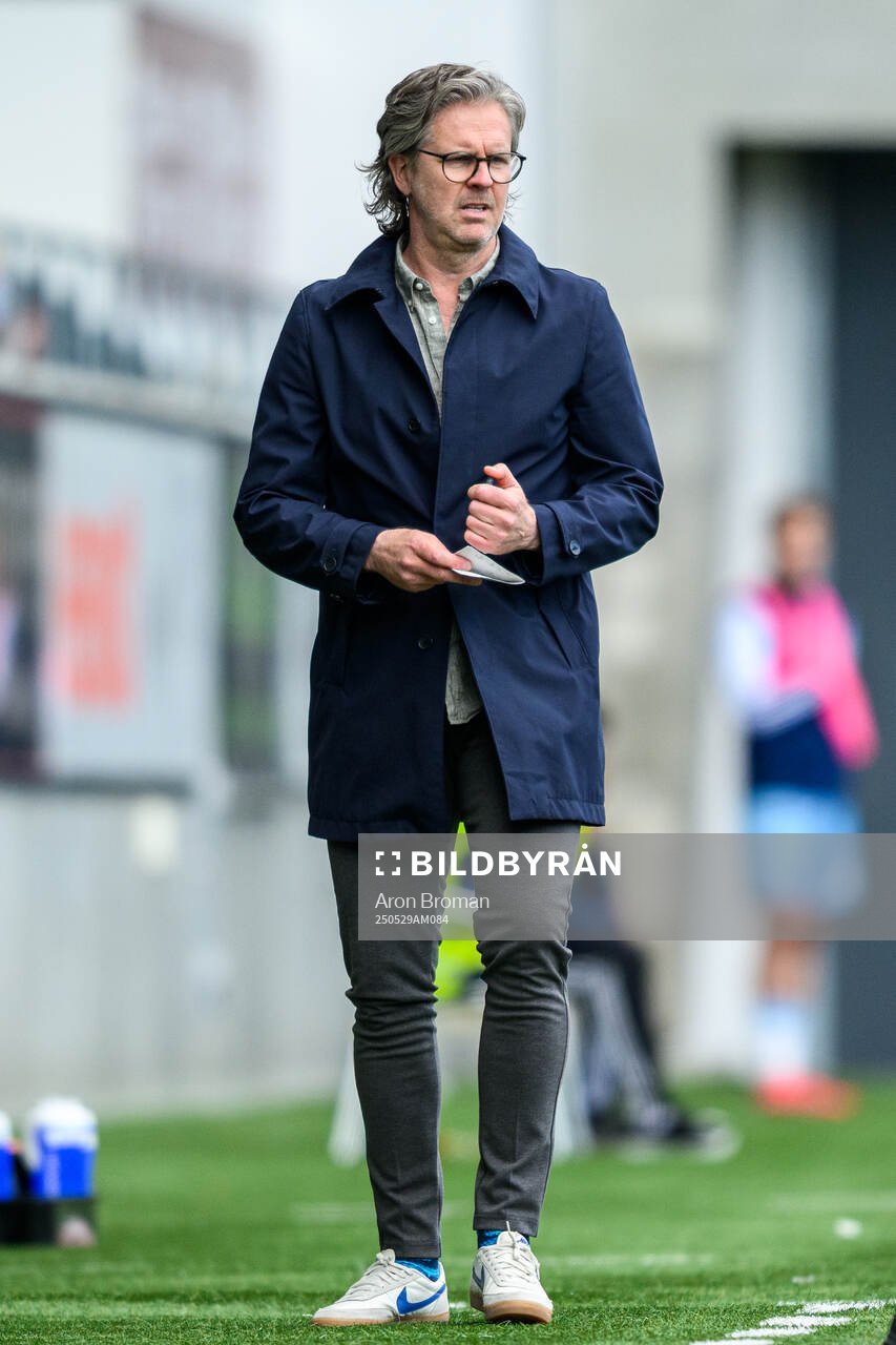 FC Stockholms tränare Rikard Norling under fotbollsmatchen i Ettan norra mellan Gefle och FC Stockholm den 29 maj 2025 i Gävle. 