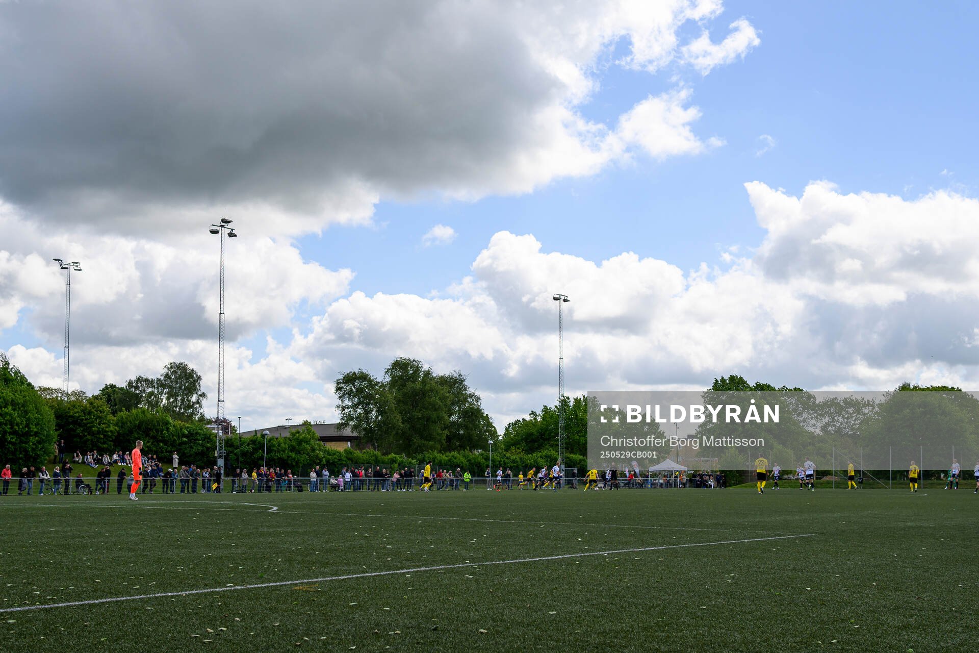 Bjärshögs Idrottsplats interiör under fotbollsmatchen i Division 2 Västra Götaland mellan Åstorps FF och Astrio BK den 29 maj 2025 i Åstorp.