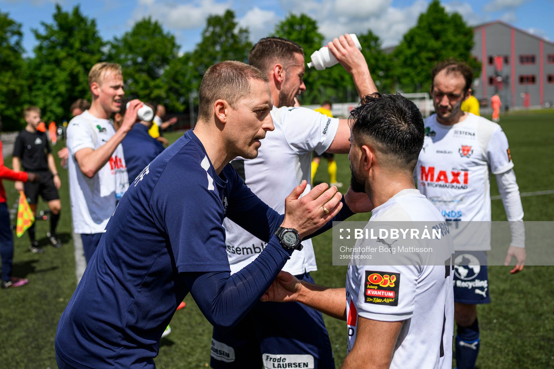 Åstorps tränare Bobby Alm Nilsson och Haydil Kret under fotbollsmatchen i Division 2 Västra Götaland mellan Åstorps FF och Astrio BK den 29 maj 2025 i Åstorp.