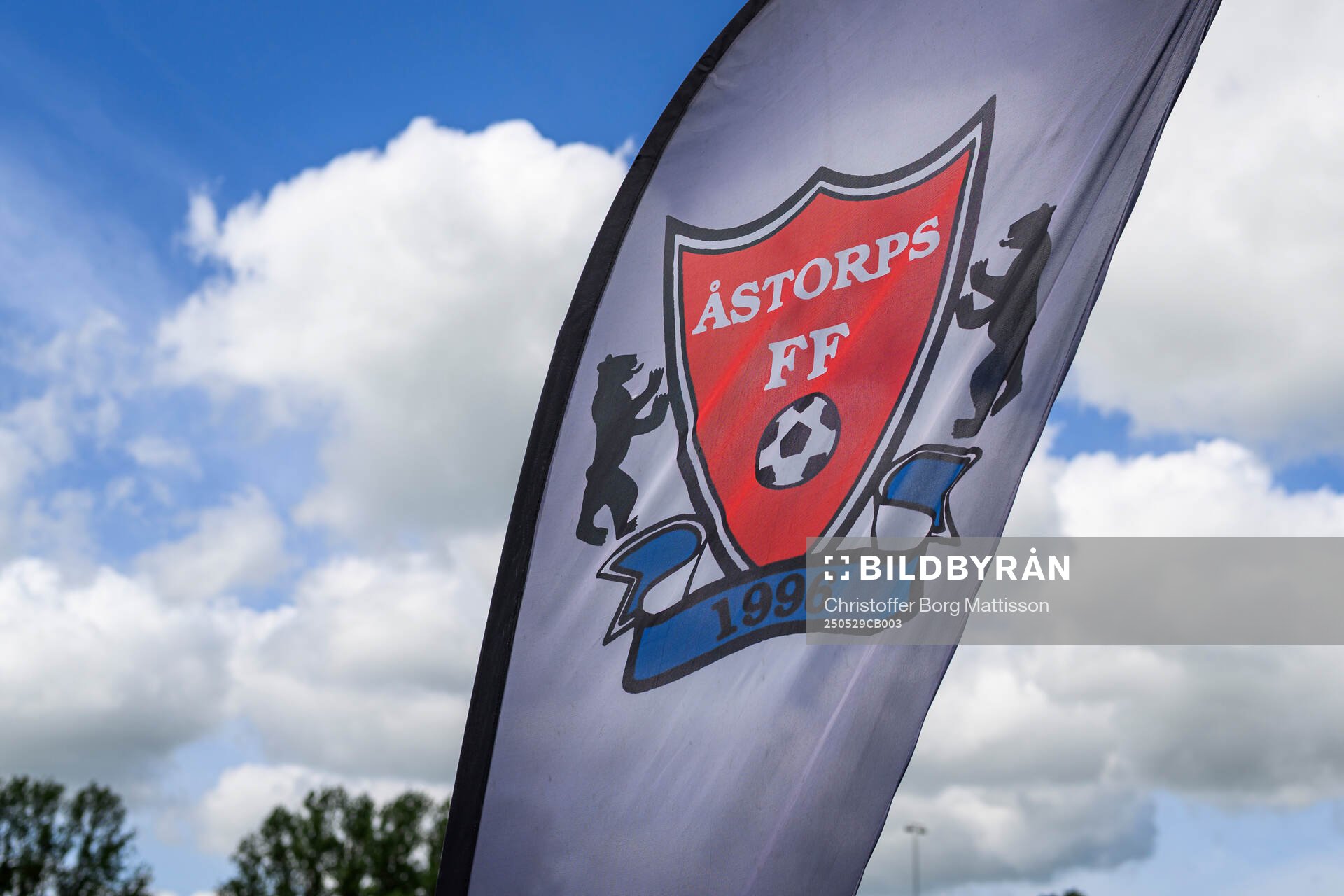 Åstorps klubbmärke på en flagga under fotbollsmatchen i Division 2 Västra Götaland mellan Åstorps FF och Astrio BK den 29 maj 2025 i Åstorp.