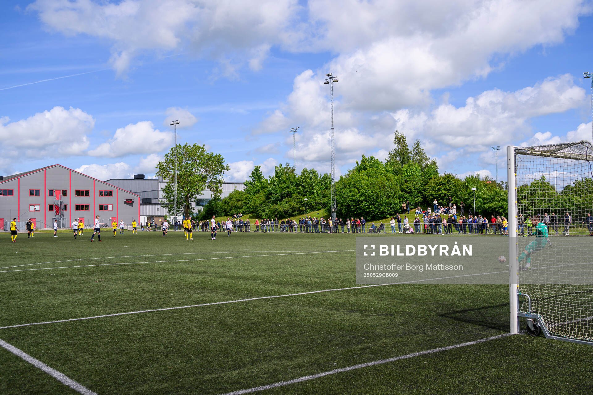 Bjärshögs Idrottsplats interiör under fotbollsmatchen i Division 2 Västra Götaland mellan Åstorps FF och Astrio BK den 29 maj 2025 i Åstorp.