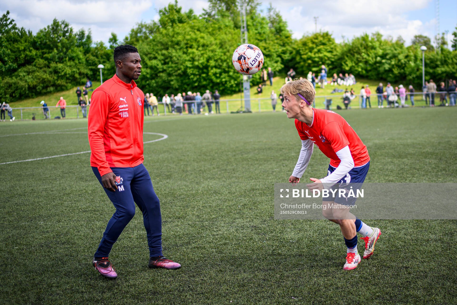 Åstorps Oke Akpoveta och Mio Johansson under fotbollsmatchen i Division 2 Västra Götaland mellan Åstorps FF och Astrio BK den 29 maj 2025 i Åstorp.