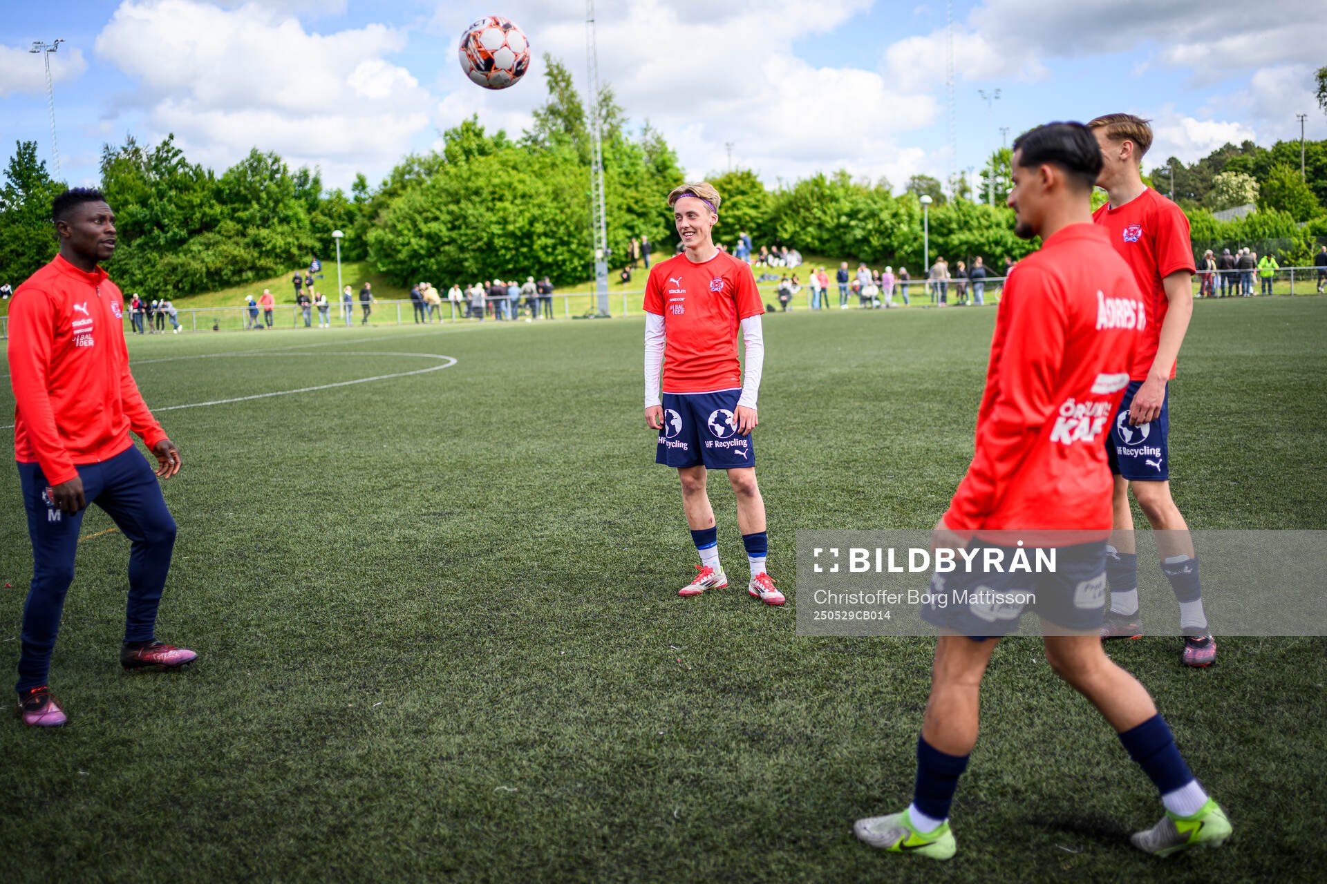 Åstorps Oke Akpoveta och Mio Johansson under fotbollsmatchen i Division 2 Västra Götaland mellan Åstorps FF och Astrio BK den 29 maj 2025 i Åstorp.