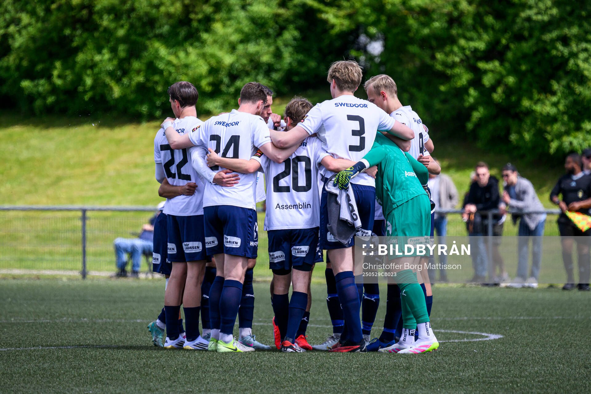 Åstorps spelare samlas under fotbollsmatchen i Division 2 Västra Götaland mellan Åstorps FF och Astrio BK den 29 maj 2025 i Åstorp. 