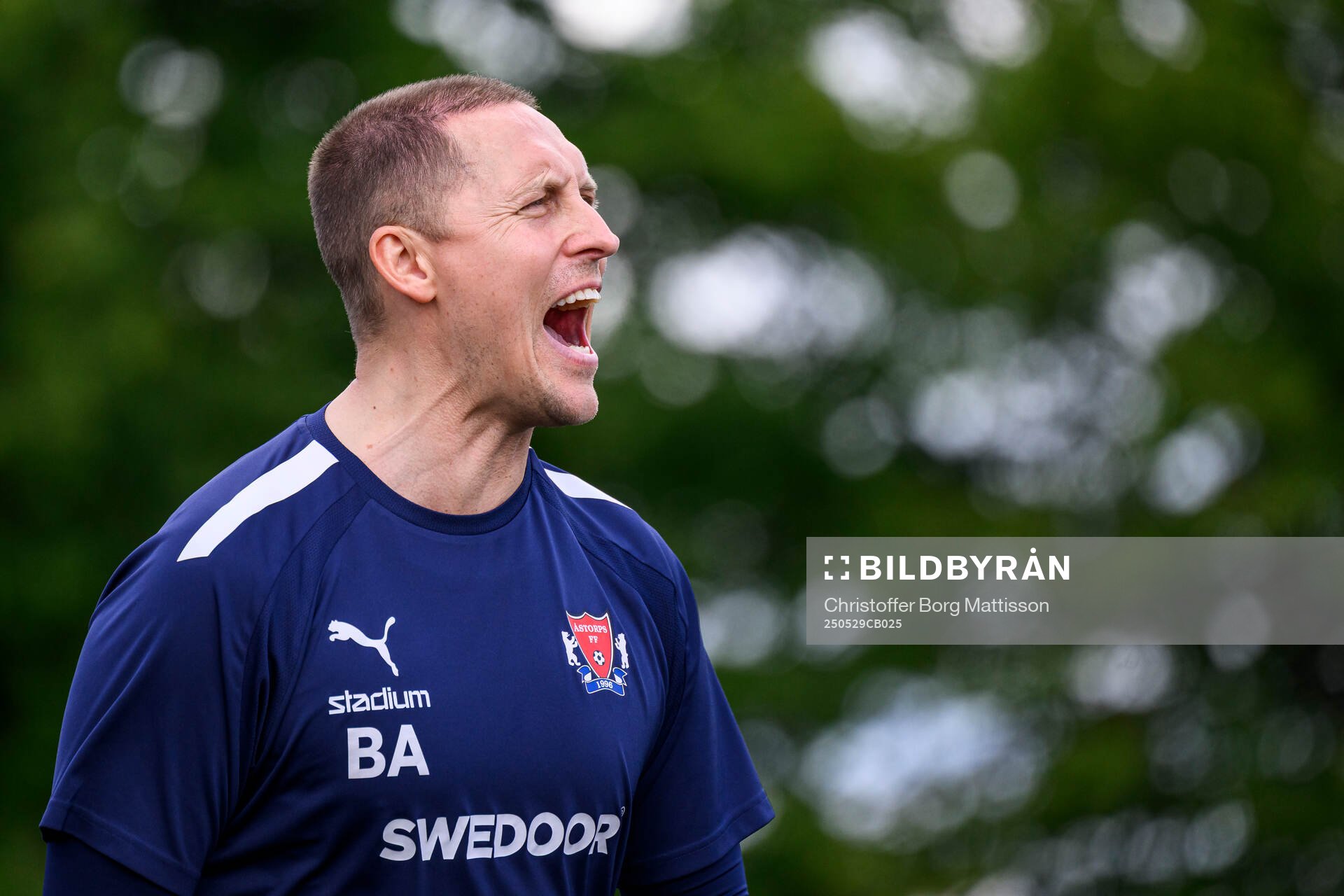 Åstorps tränare Bobby Alm Nilsson under fotbollsmatchen i Division 2 Västra Götaland mellan Åstorps FF och Astrio BK den 29 maj 2025 i Åstorp. 