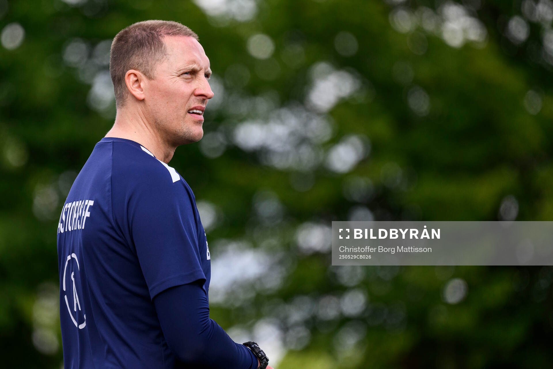 Åstorps tränare Bobby Alm Nilsson under fotbollsmatchen i Division 2 Västra Götaland mellan Åstorps FF och Astrio BK den 29 maj 2025 i Åstorp.