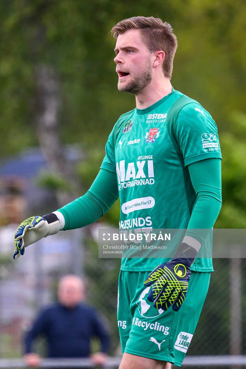 Åstorps målvakt Robin Streifert under fotbollsmatchen i Division 2 Västra Götaland mellan Åstorps FF och Astrio BK den 29 maj 2025 i Åstorp.