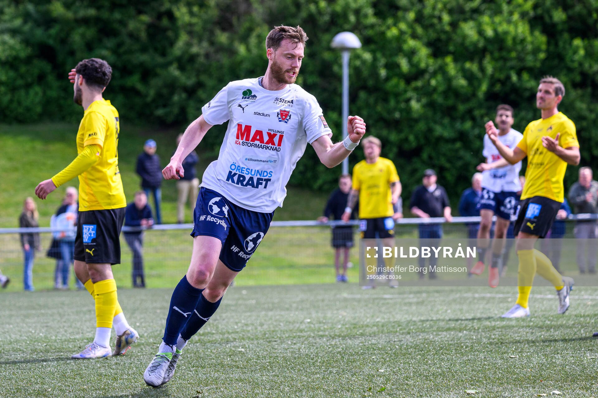 Åstorps Anton Kinnander jublar efter 1-0 under fotbollsmatchen i Division 2 Västra Götaland mellan Åstorps FF och Astrio BK den 29 maj 2025 i Åstorp.