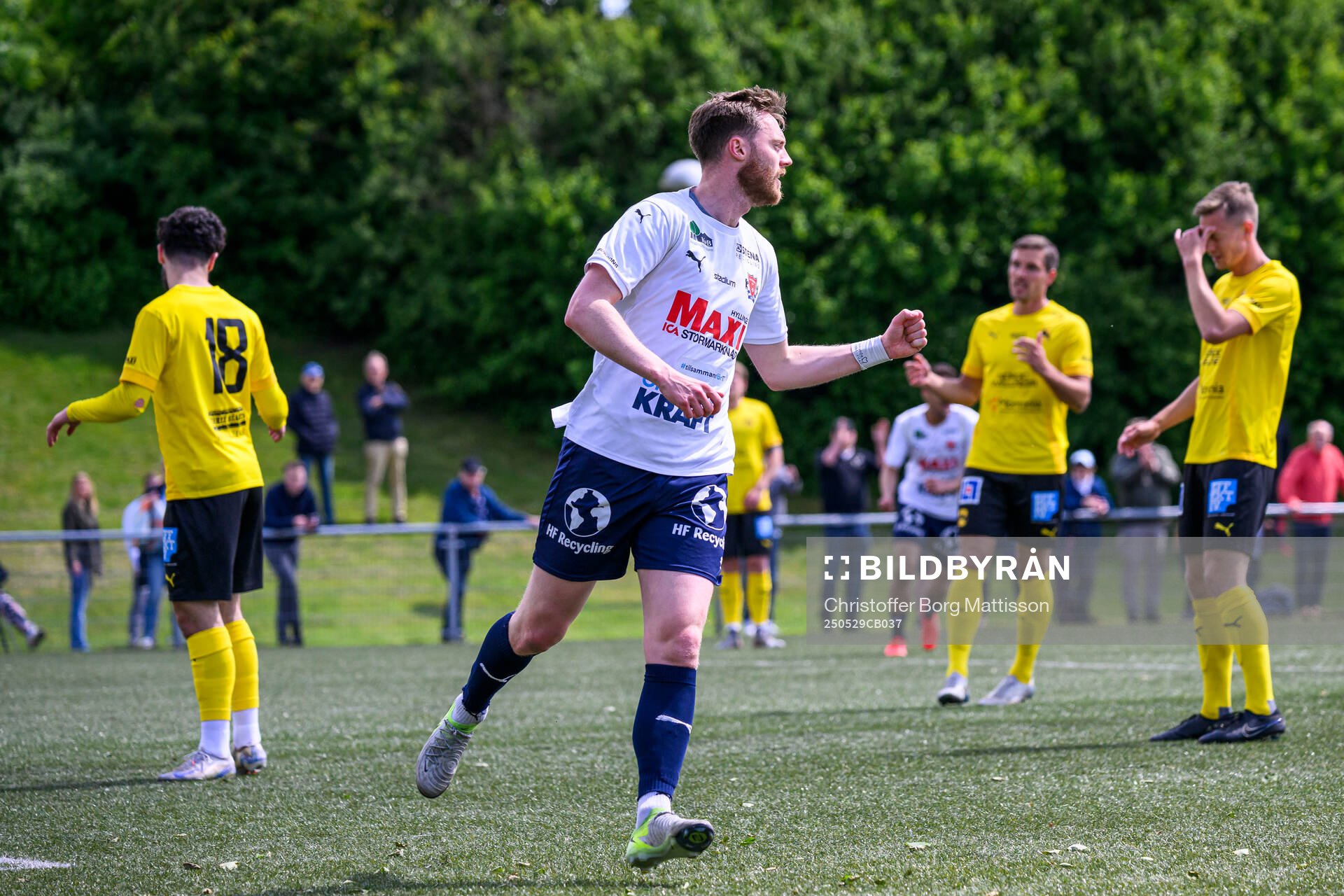 Åstorps Anton Kinnander jublar efter 1-0 under fotbollsmatchen i Division 2 Västra Götaland mellan Åstorps FF och Astrio BK den 29 maj 2025 i Åstorp.