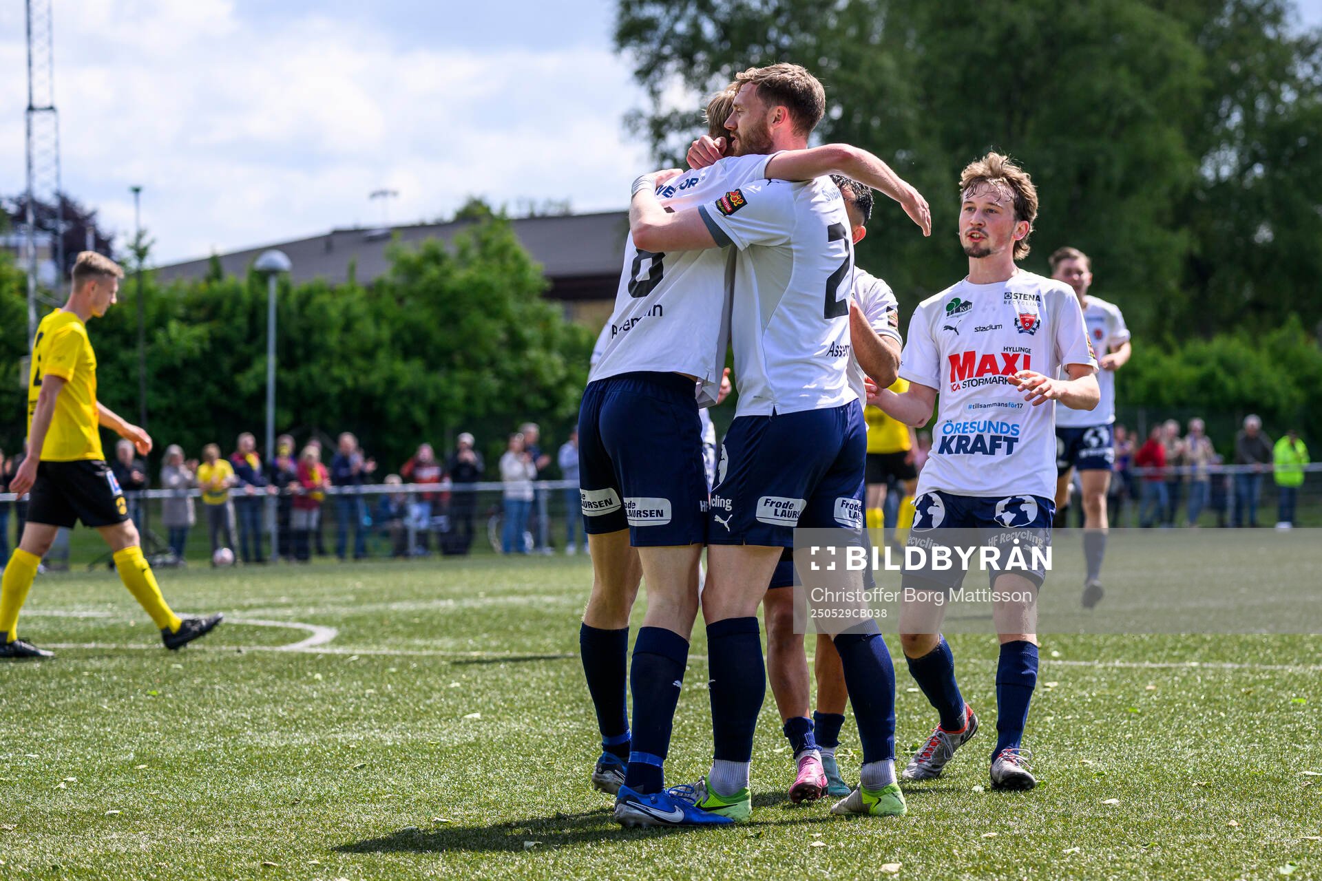 Åstorps Anton Kinnander jublar tillsammans med lagkamrater efter 1-0 under fotbollsmatchen i Division 2 Västra Götaland mellan Åstorps FF och Astrio BK den 29 maj 2025 i Åstorp.
