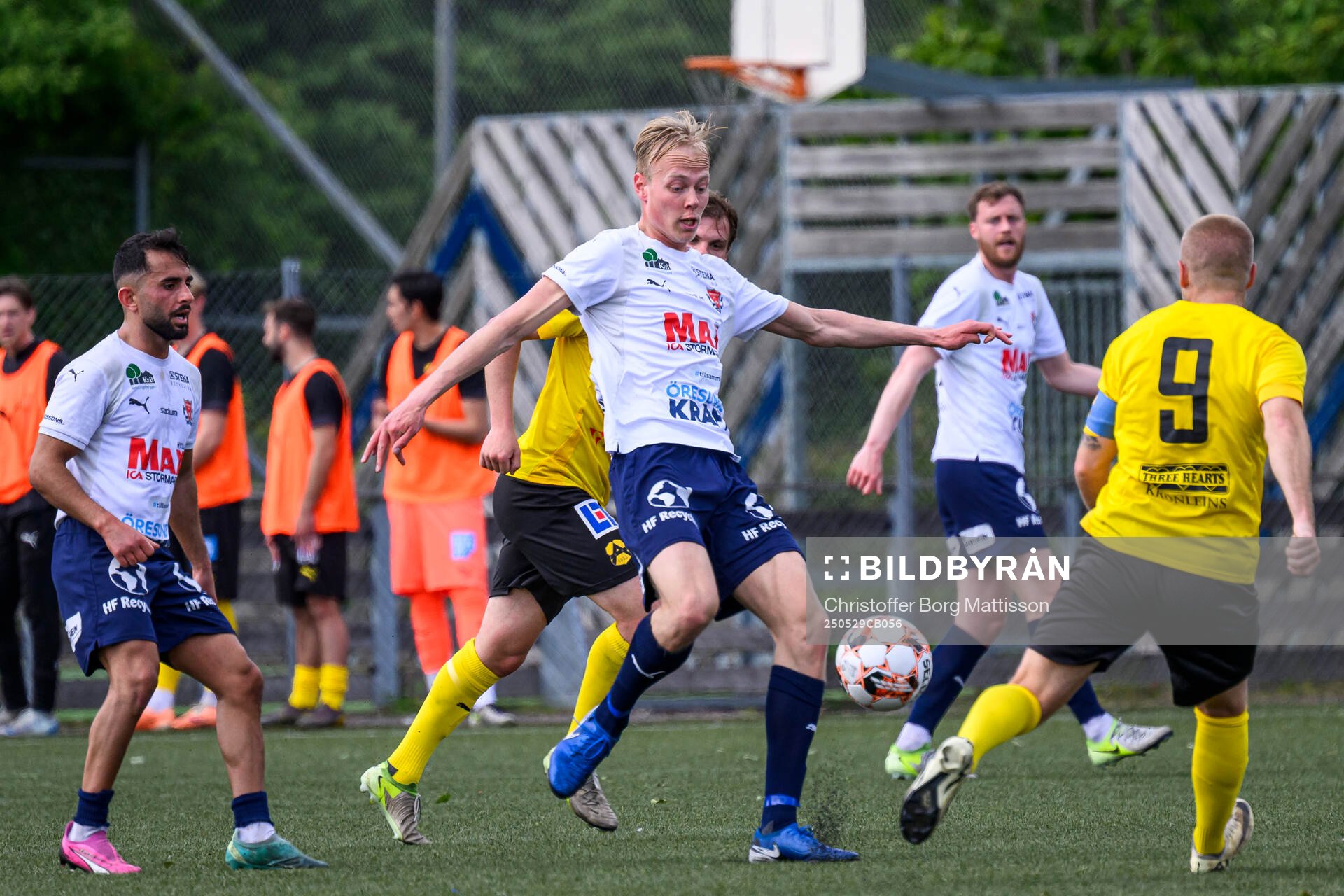 Åstorps Haydil Kret och Gustav Törnkvist under fotbollsmatchen i Division 2 Västra Götaland mellan Åstorps FF och Astrio BK den 29 maj 2025 i Åstorp.