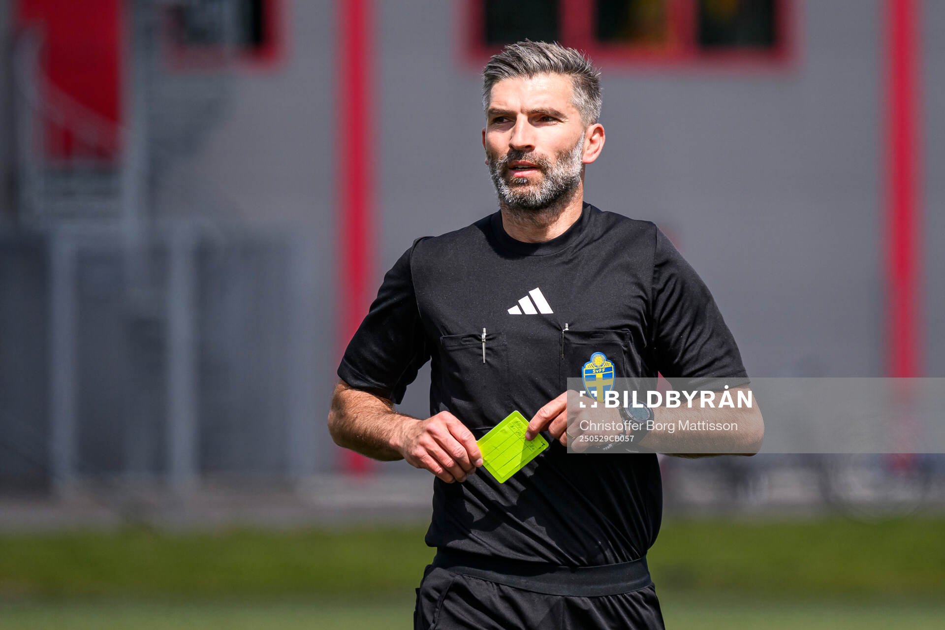 Domare Fatmir Ademi under fotbollsmatchen i Division 2 Västra Götaland mellan Åstorps FF och Astrio BK den 29 maj 2025 i Åstorp. 