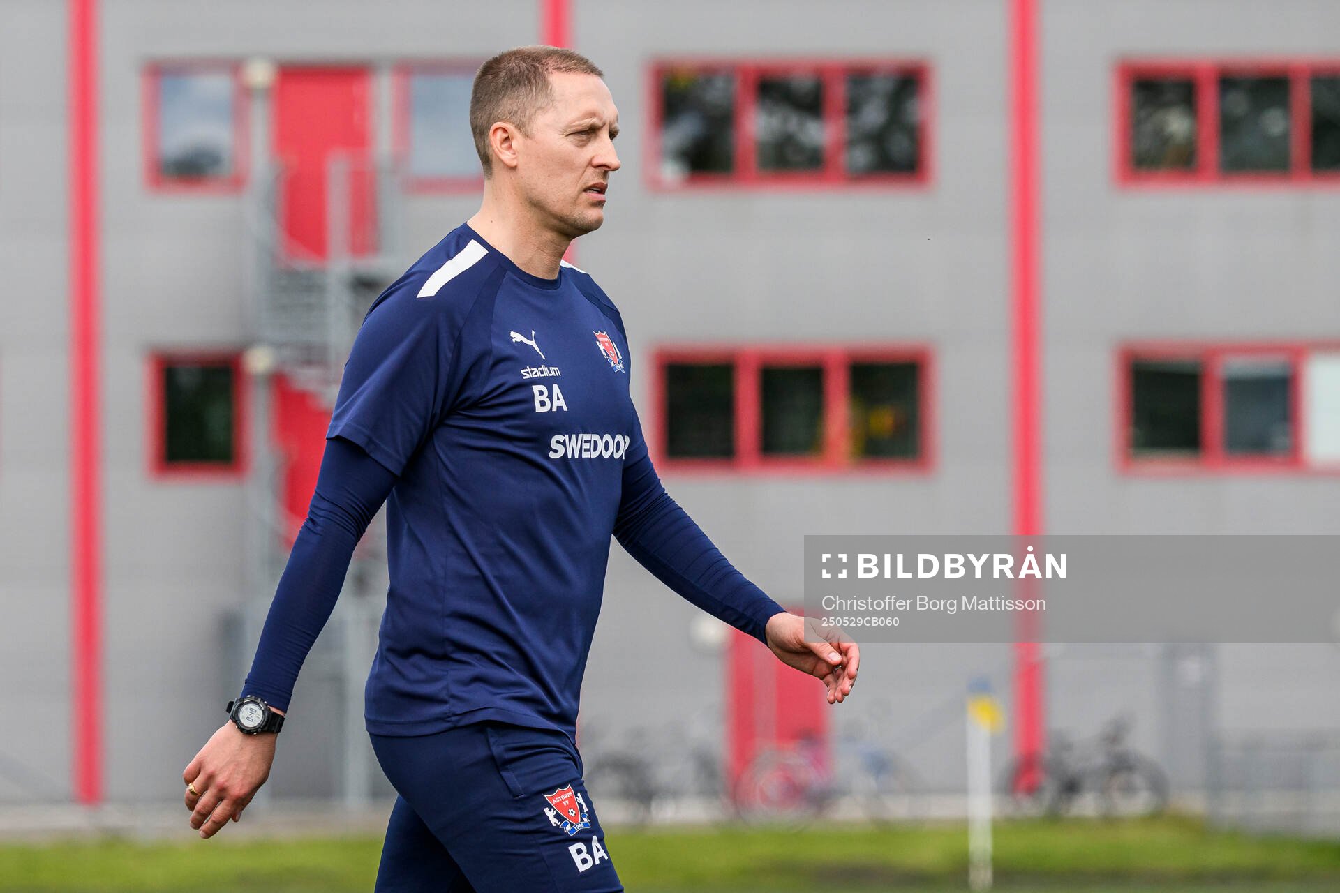 Åstorps tränare Bobby Alm Nilsson under fotbollsmatchen i Division 2 Västra Götaland mellan Åstorps FF och Astrio BK den 29 maj 2025 i Åstorp.