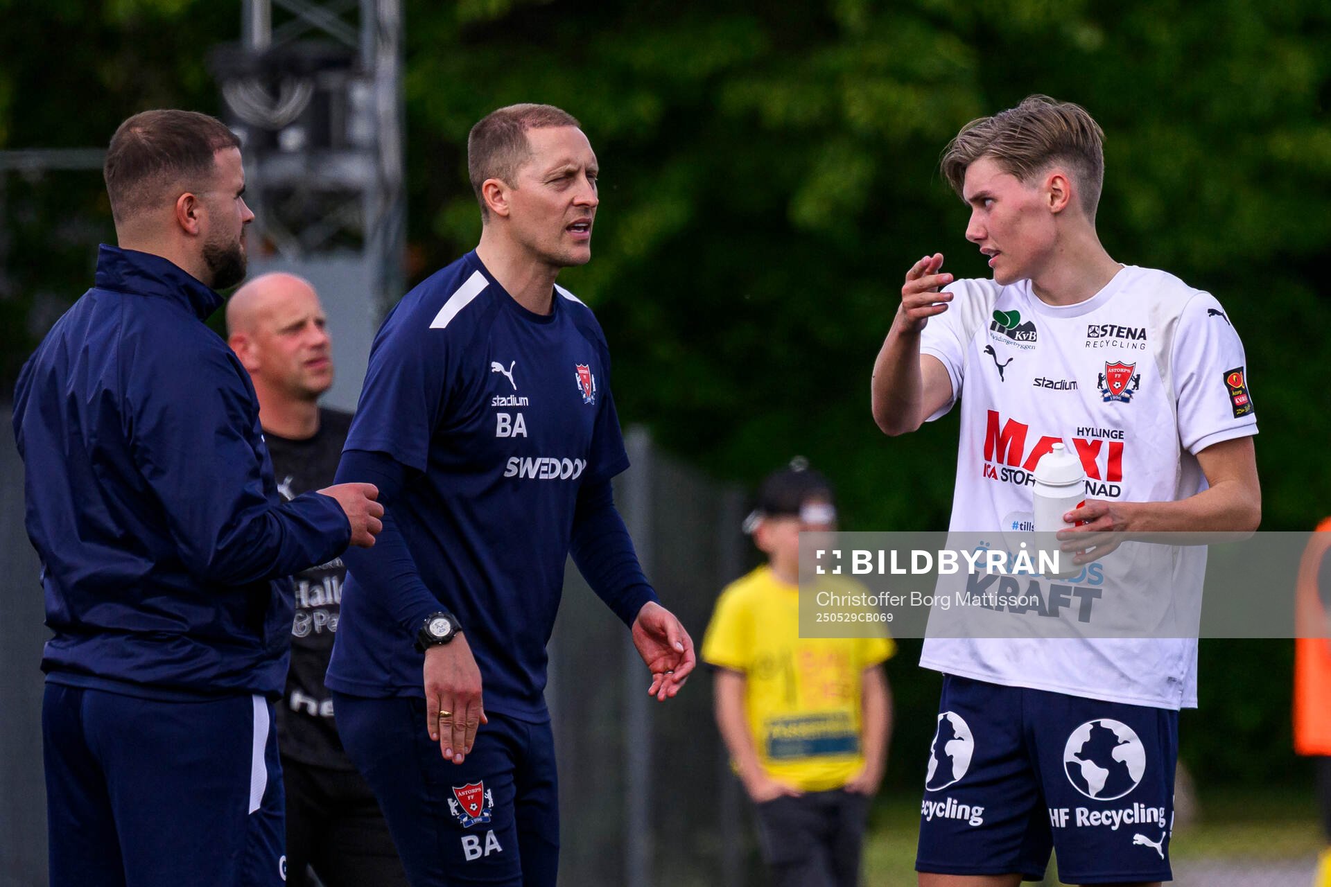 Åstorps tränare Bobby Alm Nilsson och Leon Johansson under fotbollsmatchen i Division 2 Västra Götaland mellan Åstorps FF och Astrio BK den 29 maj 2025 i Åstorp.