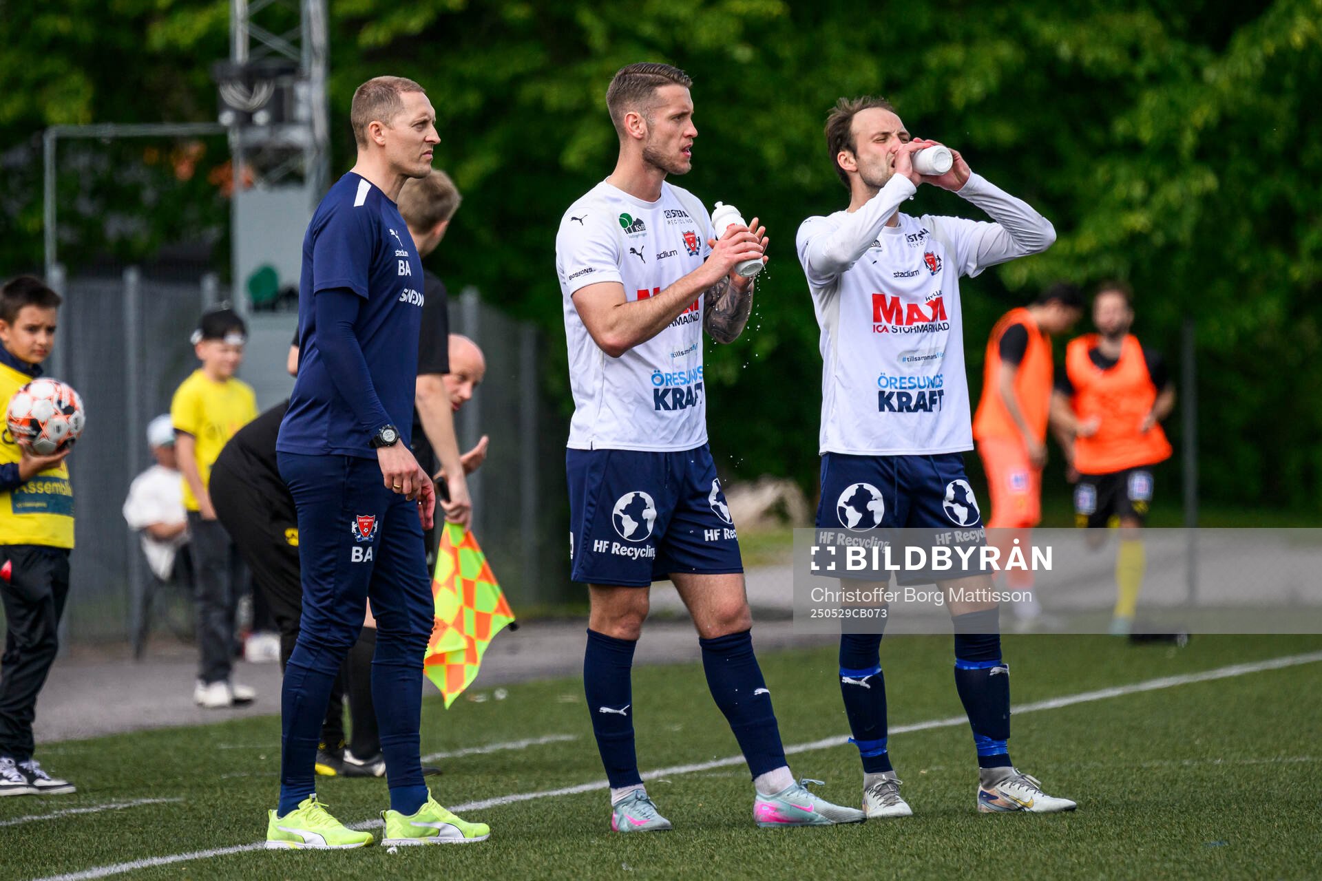 Åstorps tränare Bobby Alm Nilsson, Jonathan Roos och Andreas Persson under fotbollsmatchen i Division 2 Västra Götaland mellan Åstorps FF och Astrio BK den 29 maj 2025 i Åstorp.