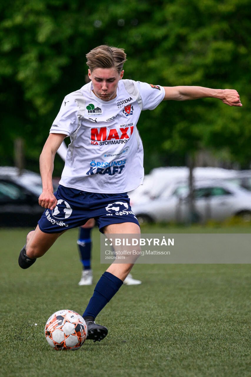Åstorps Leon Johansson under fotbollsmatchen i Division 2 Västra Götaland mellan Åstorps FF och Astrio BK den 29 maj 2025 i Åstorp.