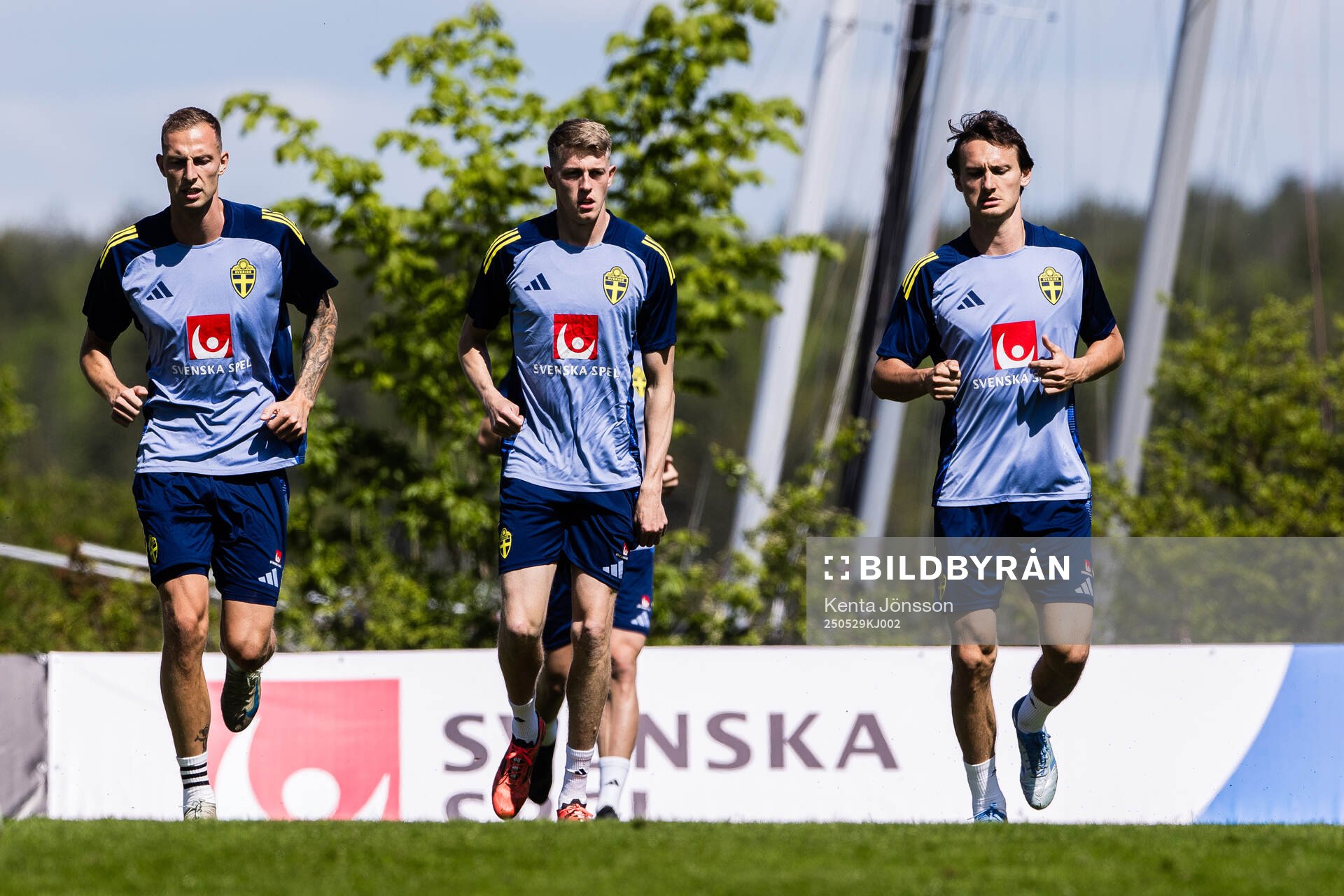 Gustaf Nilsson, Alexander Bernhardsson and Hjalmar Ekdal of the Swedish men's national football team during a training session on May 29, 2025 in Stockholm.