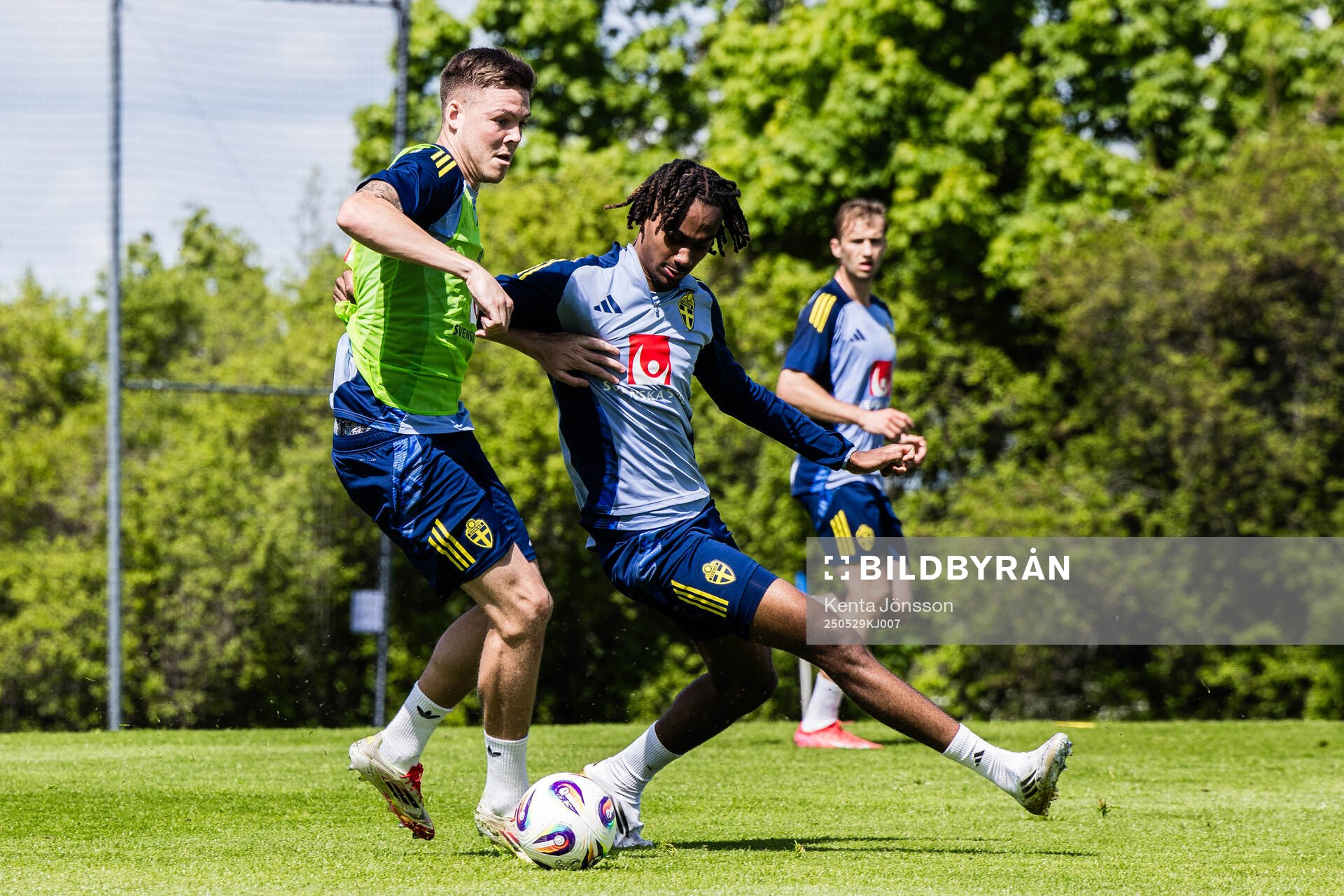 Emil Holm and Jonah Kusi Asare of the Swedish men's national football team during a training session on May 29, 2025 in Stockholm. 